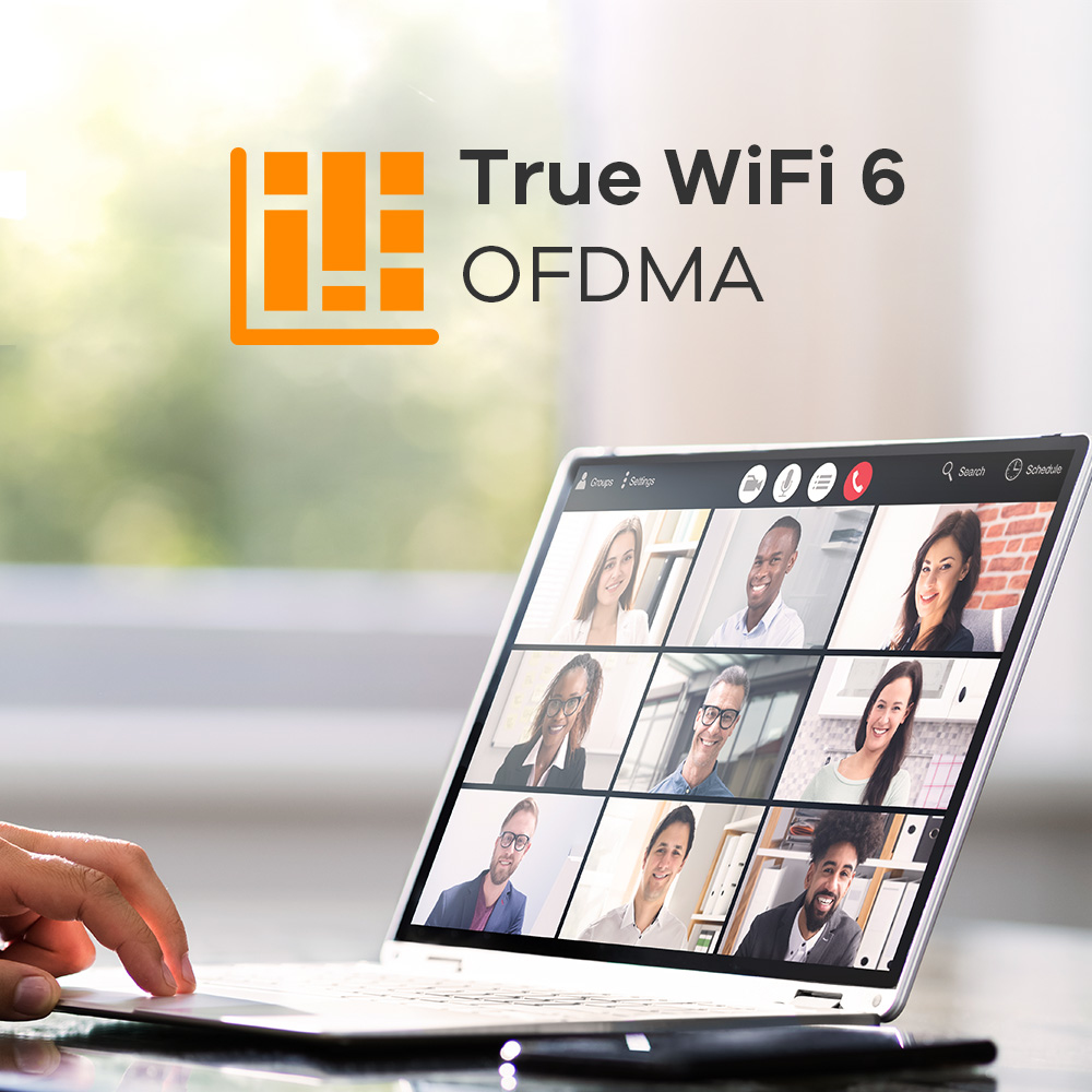 Osoba korzystająca z laptopa z rozmową wideo na ekranie. Tekst "True WiFi 6 OFDMA" jest u góry.