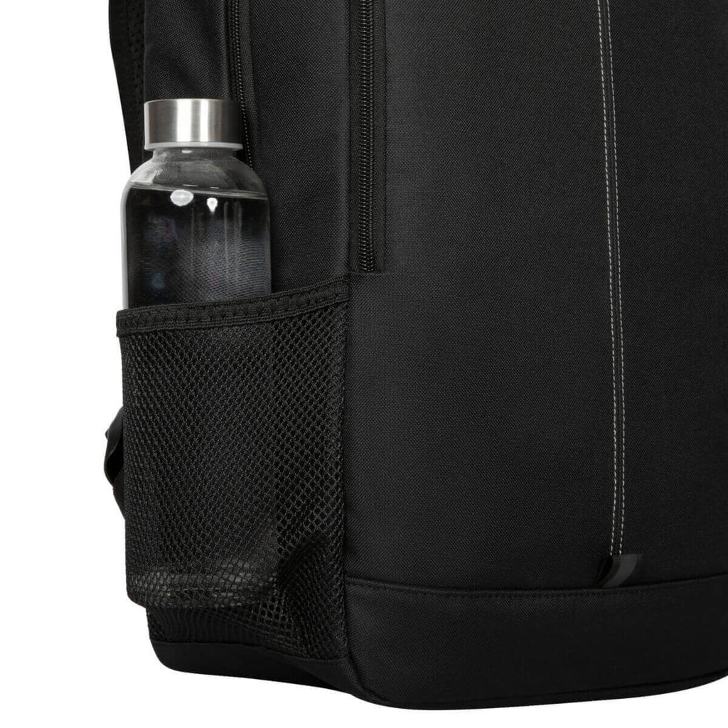 Schwarzer Rucksack mit einer Wasserflasche in der Seitentasche, mit weißen Nähten und Hintergrund.