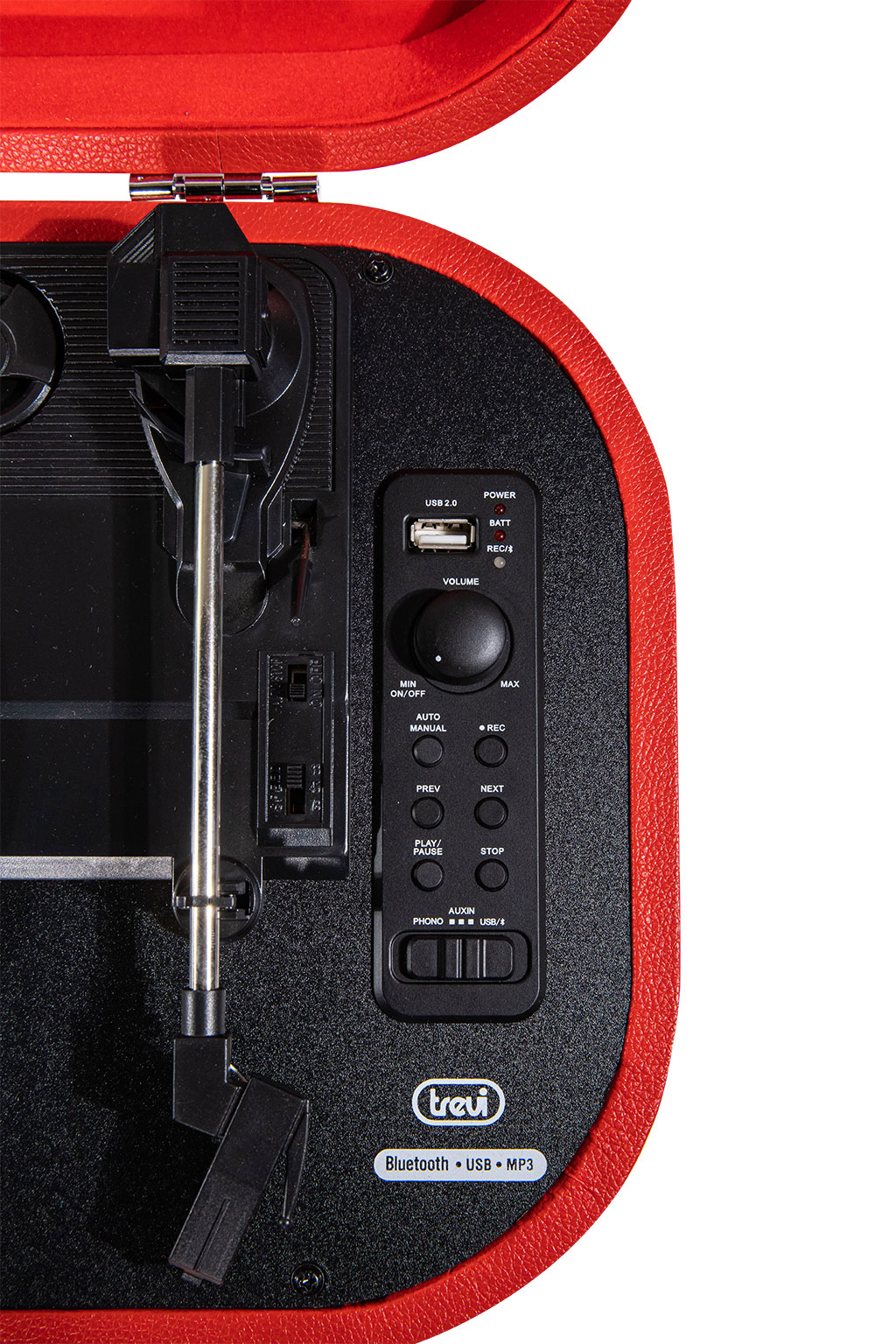 Primo piano di un giradischi portatile rosso con controlli e una porta USB.