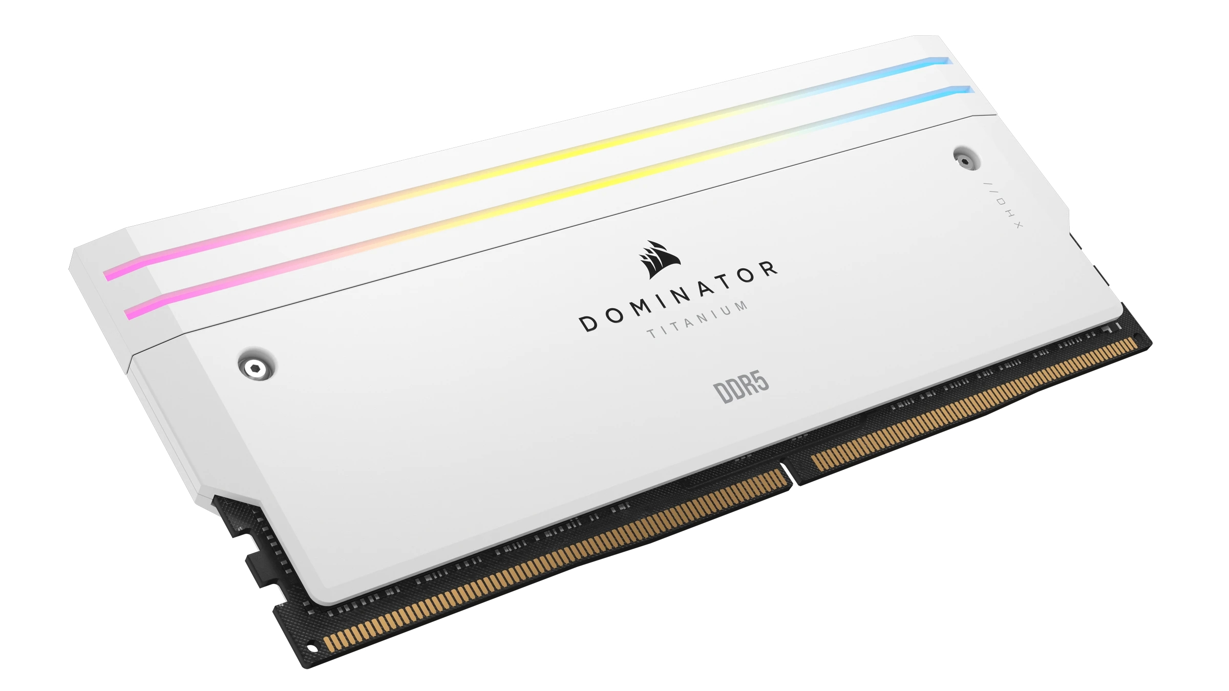 Biała pamięć RAM Corsair Dominator Titanium DDR5. Pasek świetlny RGB, czarne złącza. Białe tło, ujęcie pod kątem.