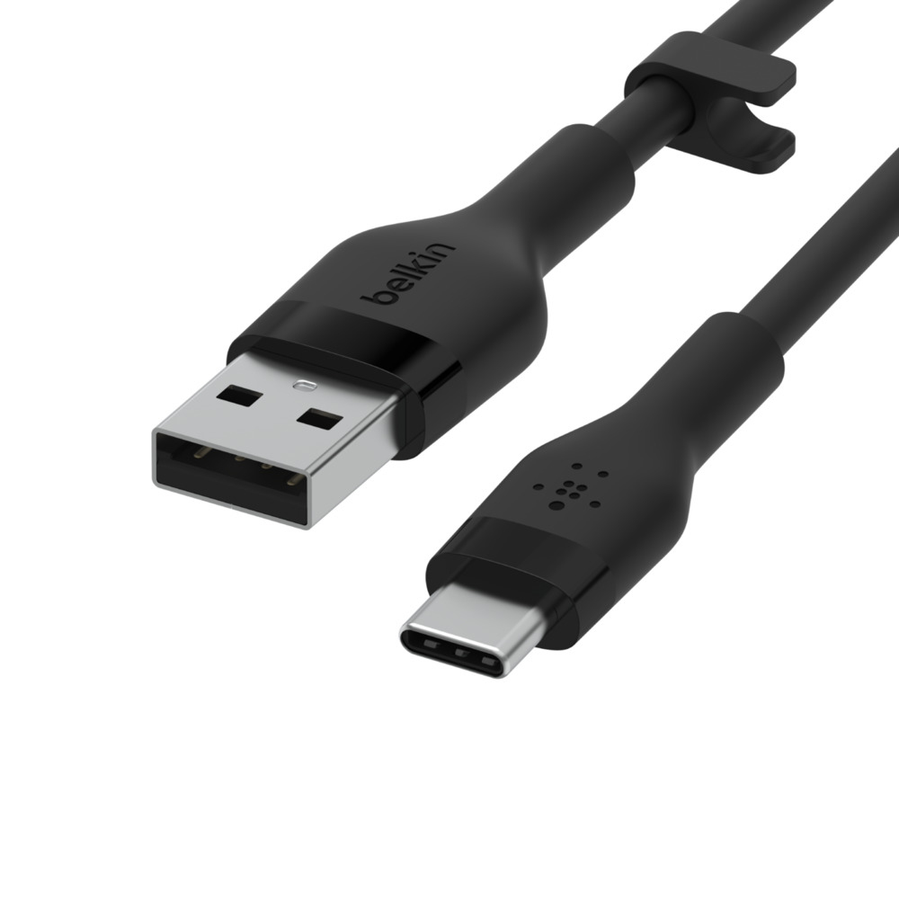 Un cable Belkin USB-A a USB-C, negro, que conecta un USB estándar a un puerto USB-C.
