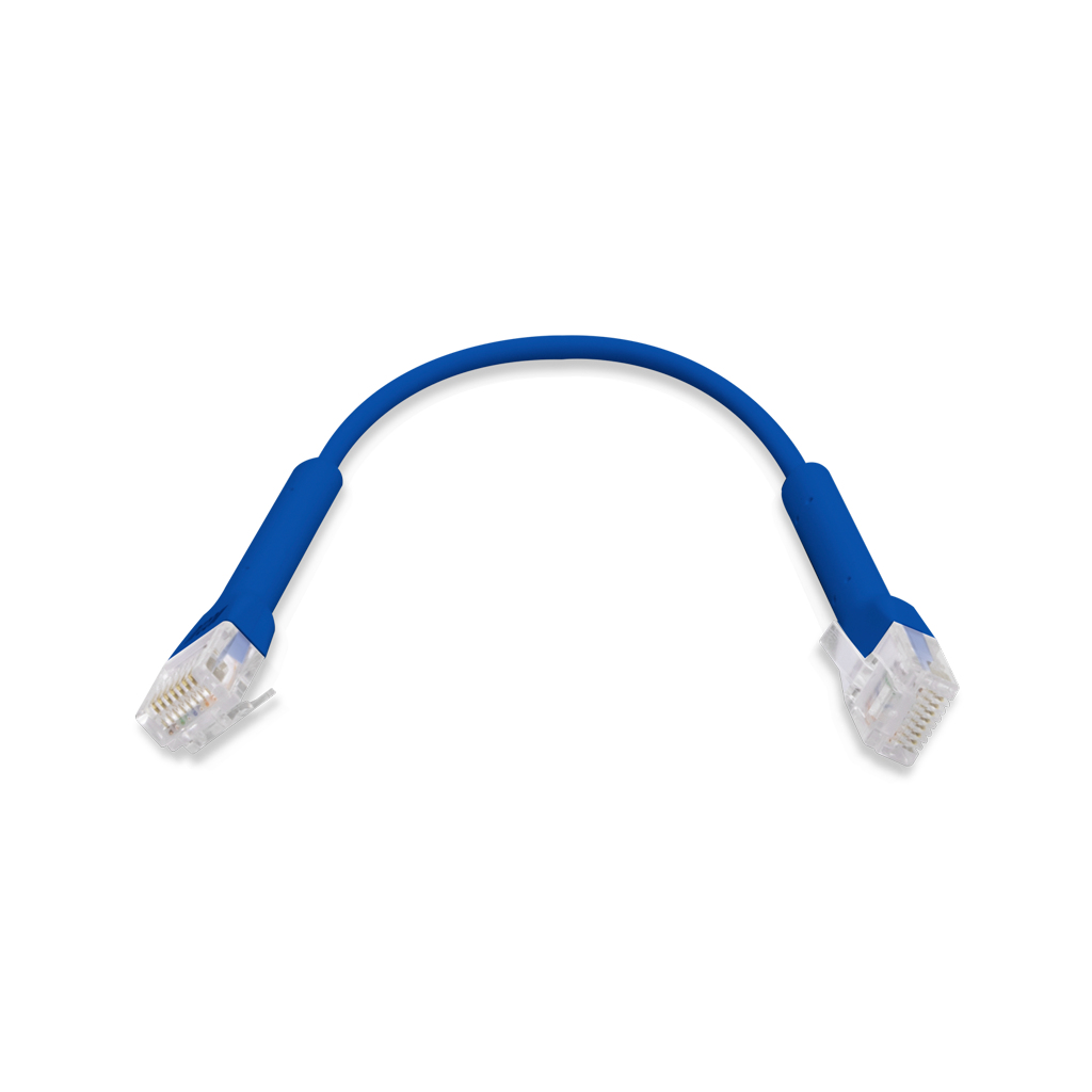 Un cavo Ethernet blu con connettori RJ45 trasparenti. Il cavo è curvo.