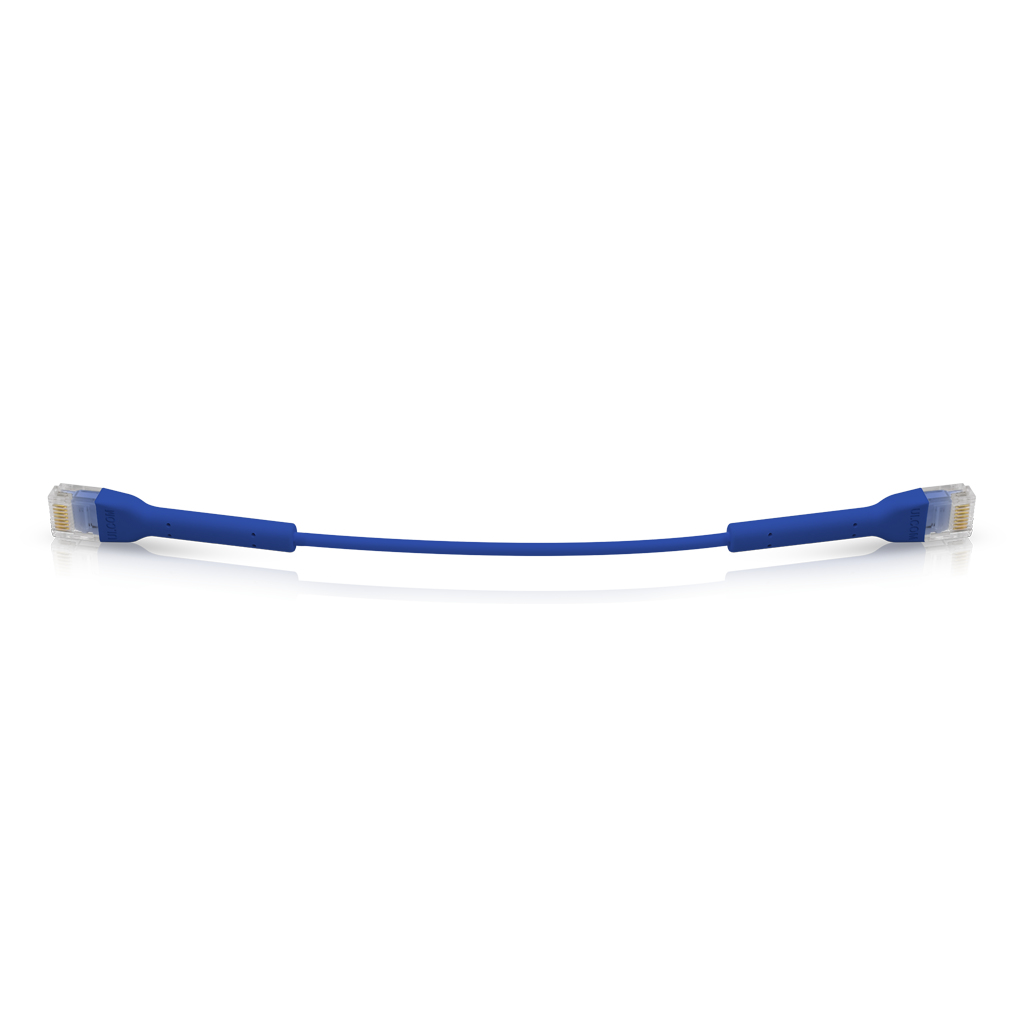Cavo Ethernet blu con connettori trasparenti. Sfondo bianco.
