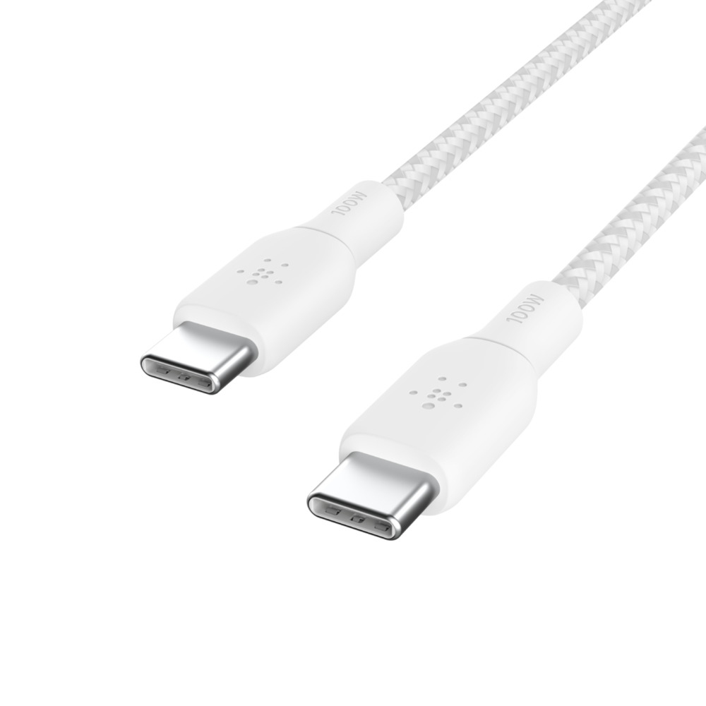 Due cavi USB-C bianchi con connettori bianchi. Sono su sfondo bianco.