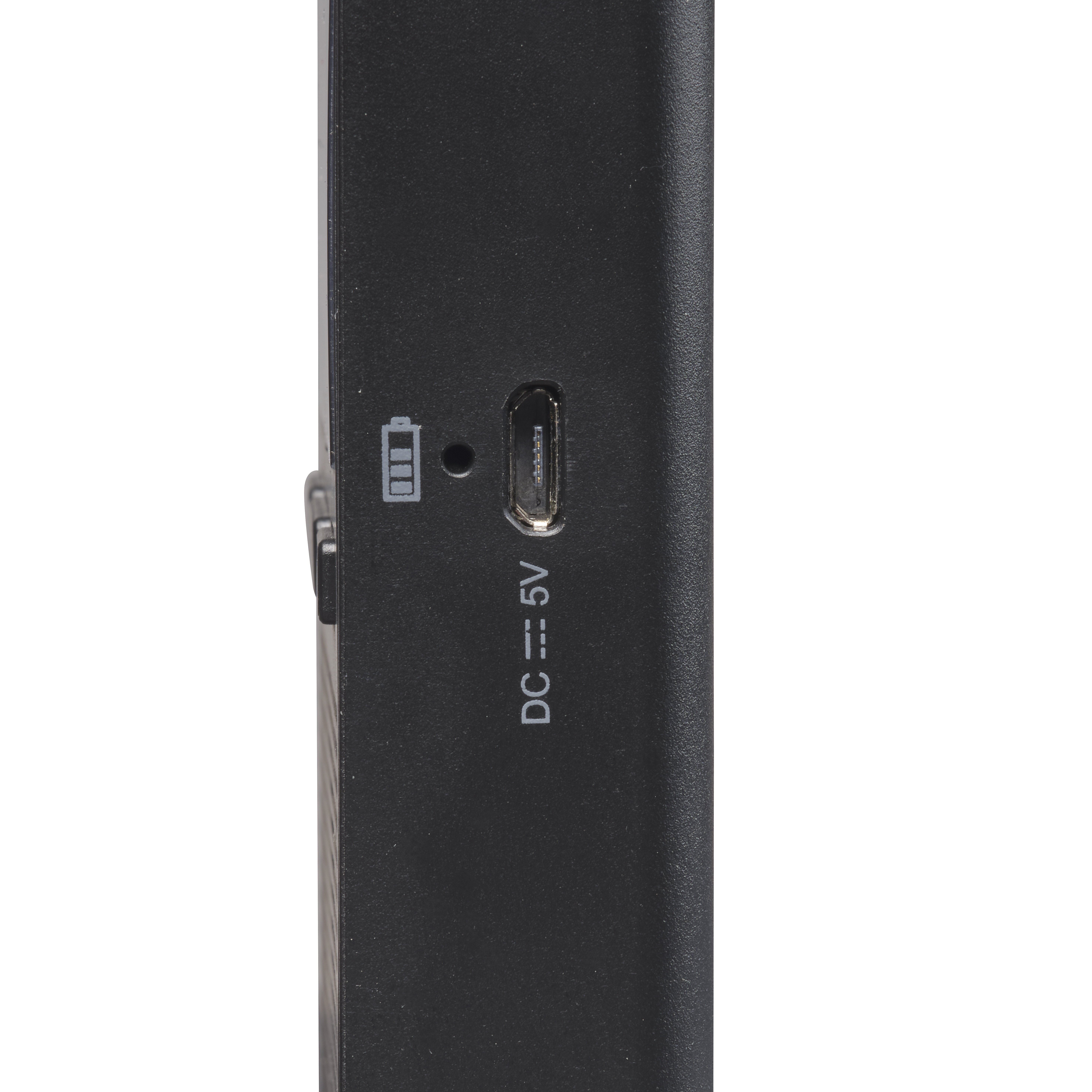 Zbliżenie czarnego urządzenia z portem ładowania i wskaźnikiem baterii.