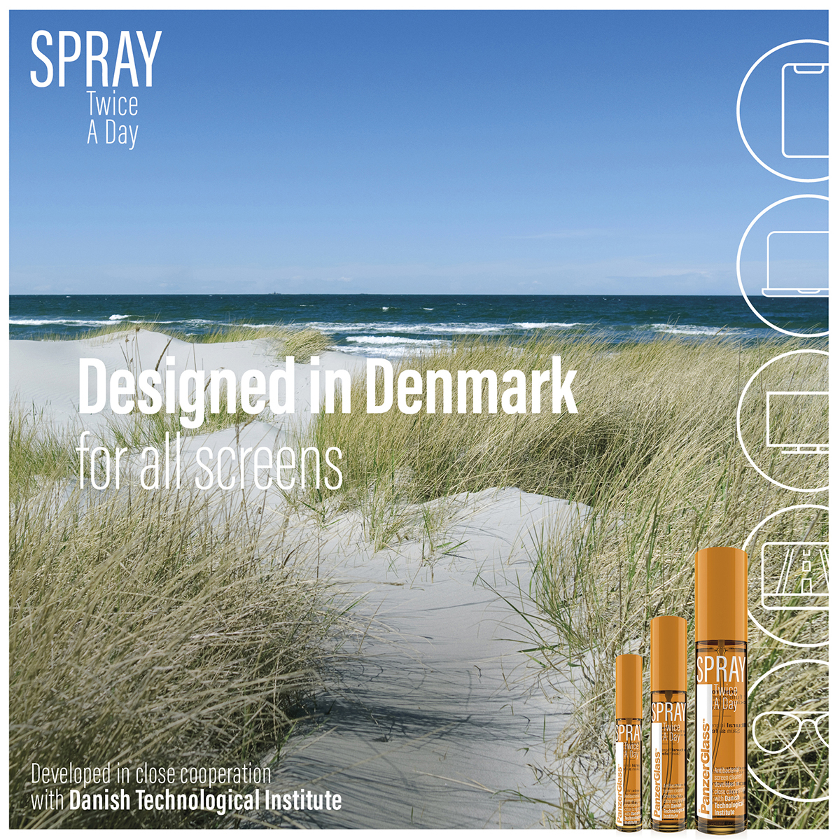 Annuncio di bottiglie spray. Scena di spiaggia con flaconi spray e testo 'Designed in Denmark'.