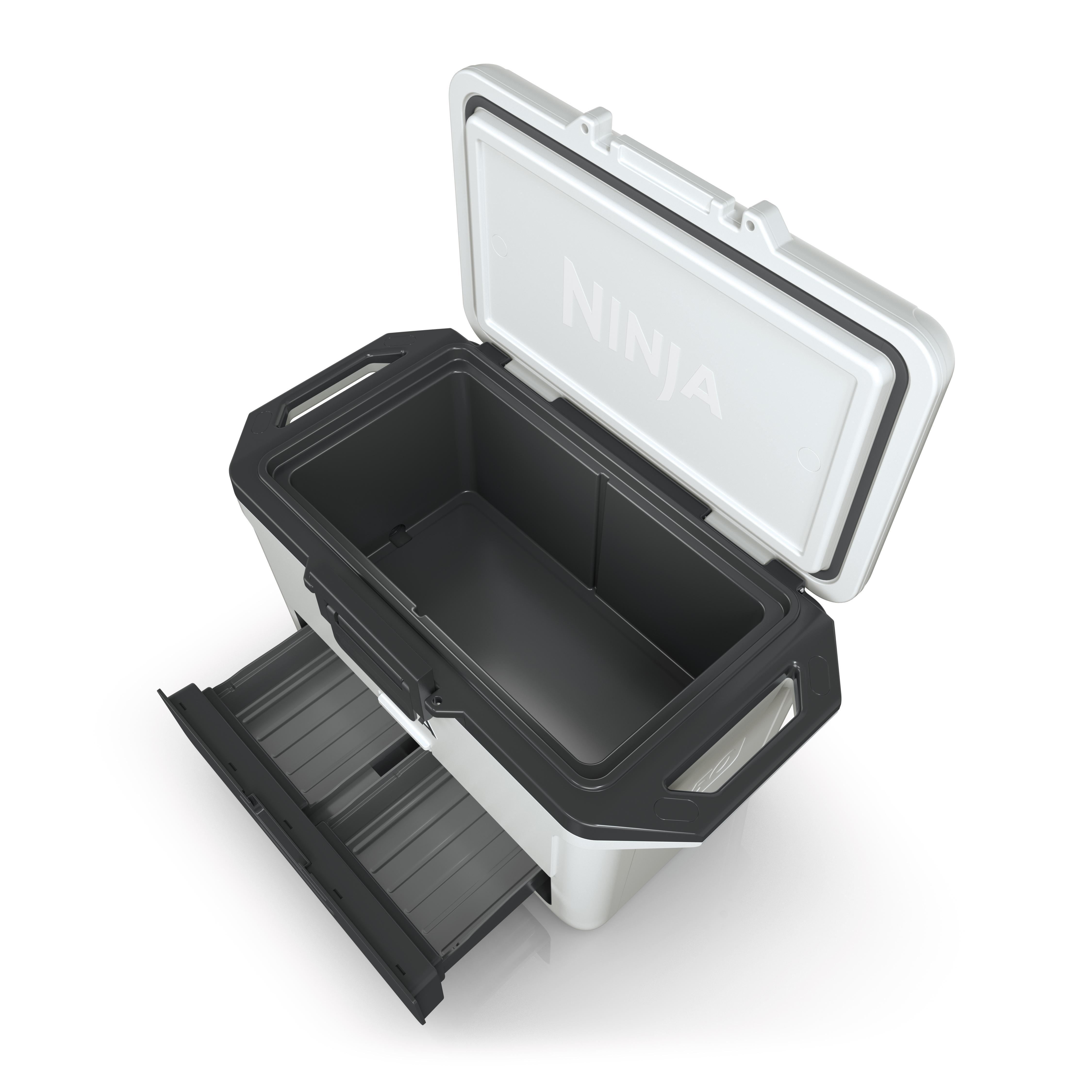 Biało-czarna chłodziarka z otwartą pokrywą i wysuniętą szufladą.