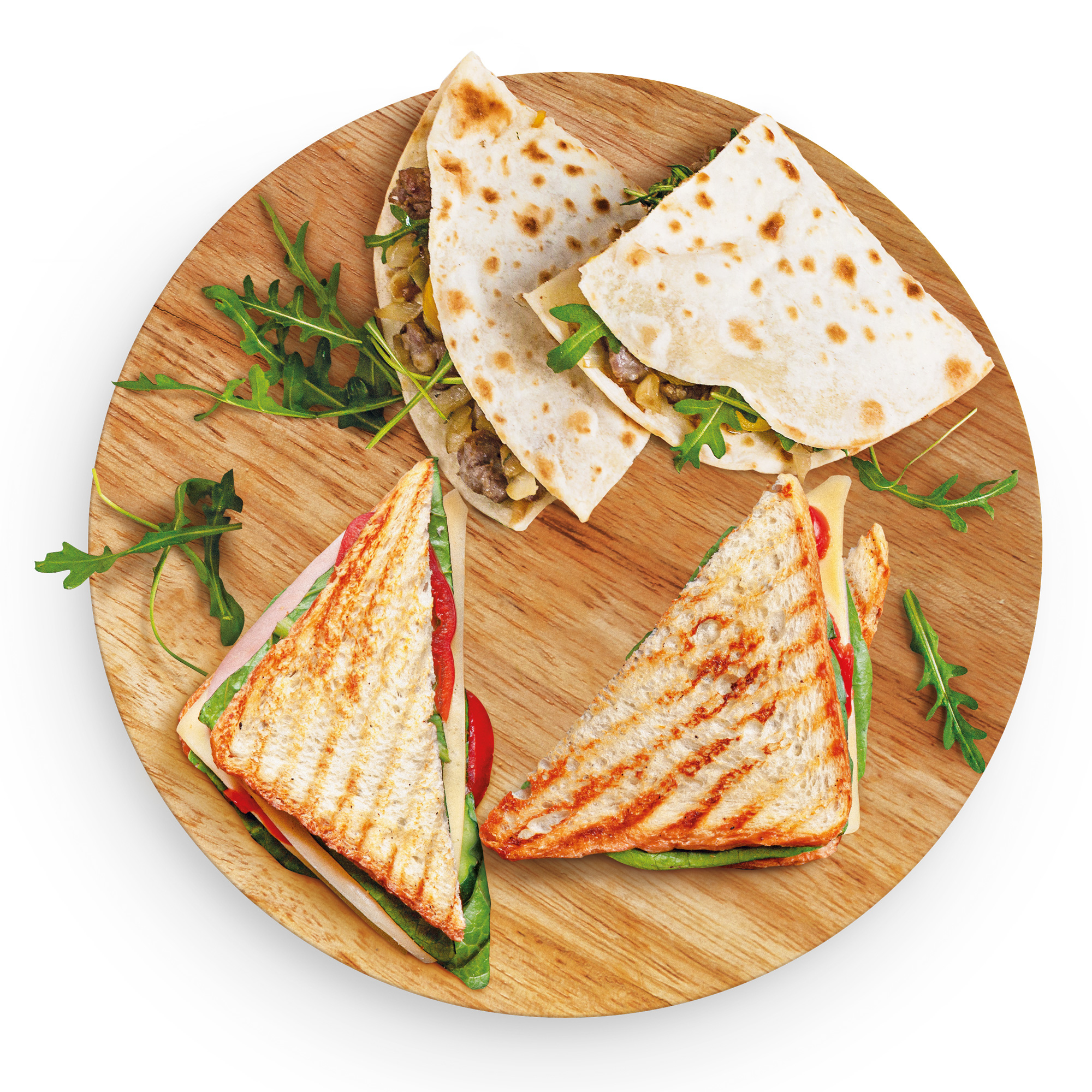 Holzbrett mit Sandwiches und Quesadillas. Weißer Hintergrund.