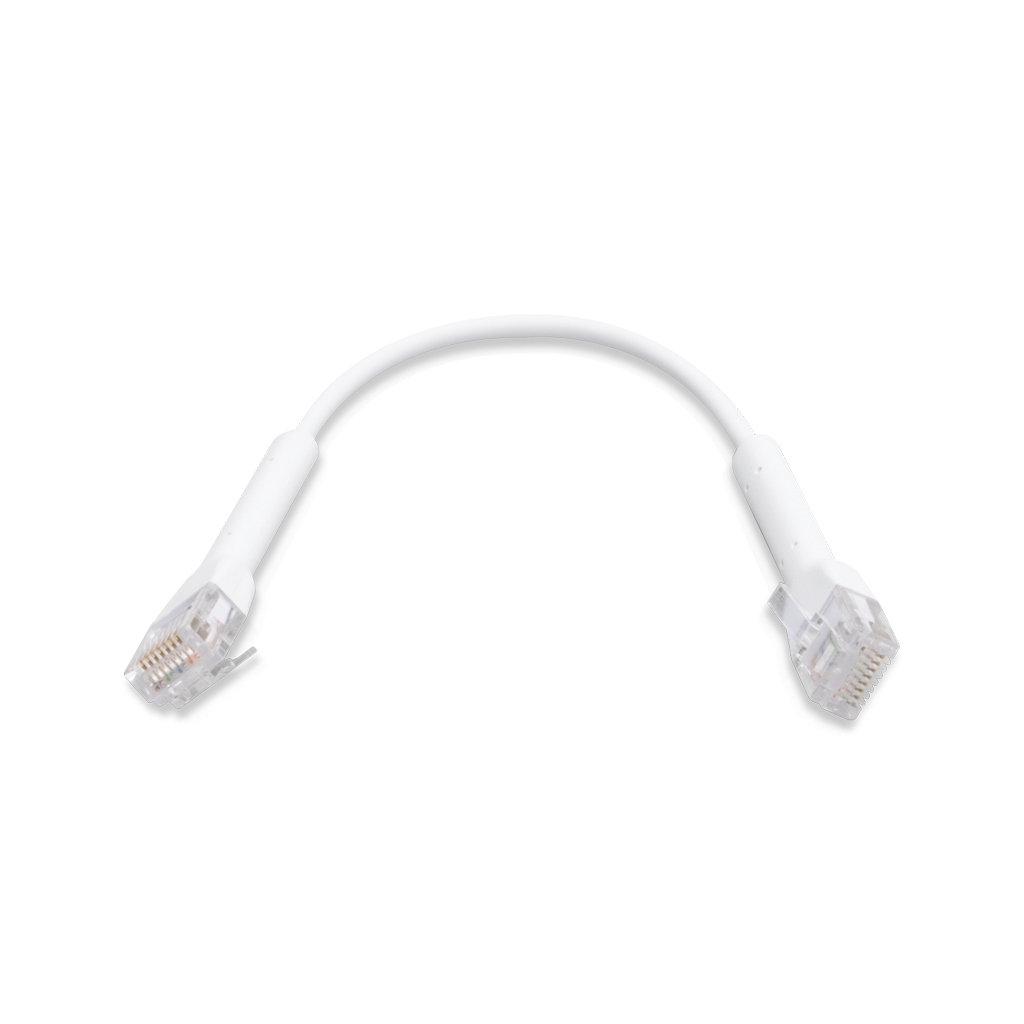 Un cavo ethernet bianco. Ha due connettori RJ45 a ciascuna estremità ed è isolato su bianco.