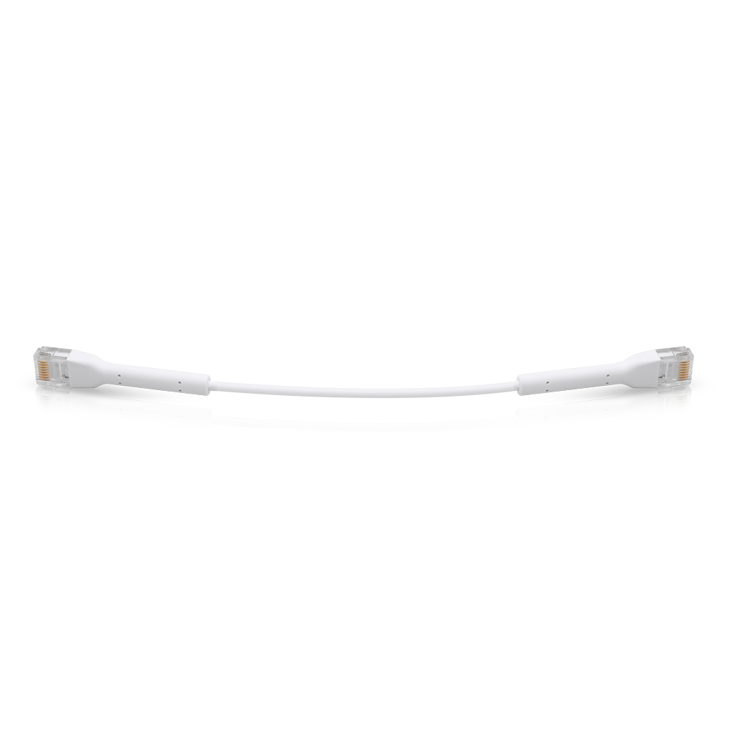 Cavo Ethernet bianco con connettori su entrambe le estremità, su sfondo bianco.