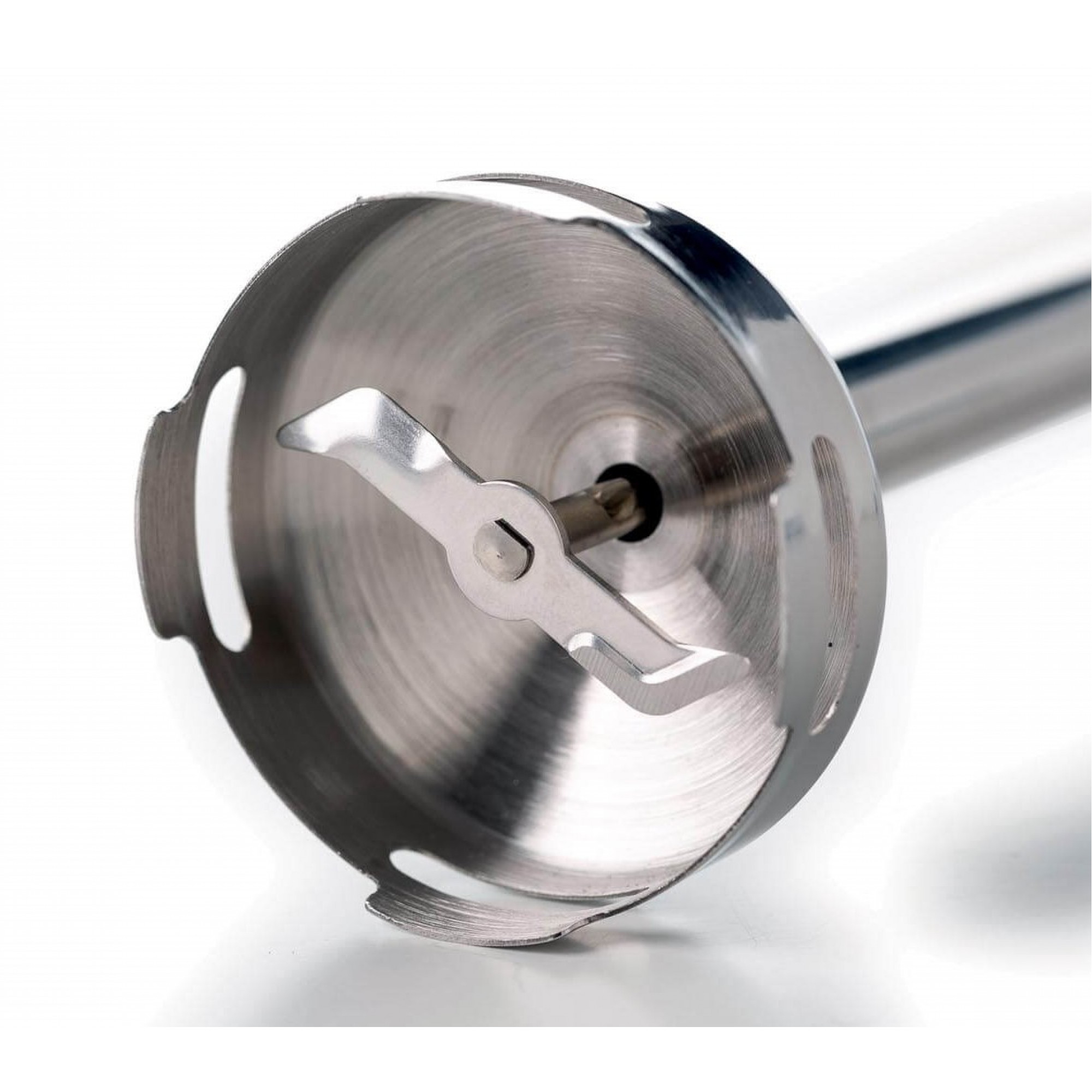 Zbliżenie na nasadkę blendera ze srebrnym ostrzem.