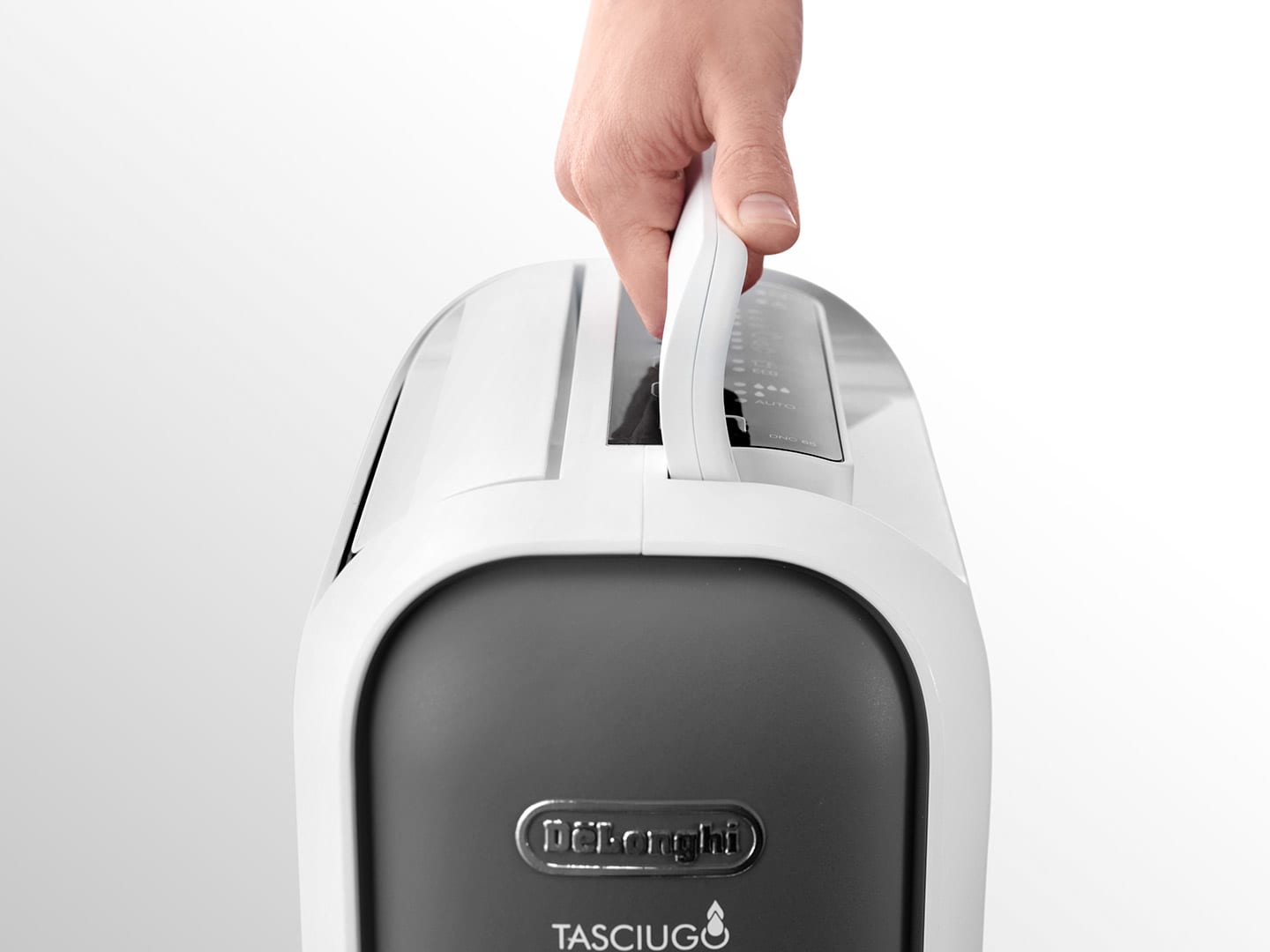Ręka trzymająca uchwyt białego i szarego osuszacza powietrza z marką 'DeLonghi'.