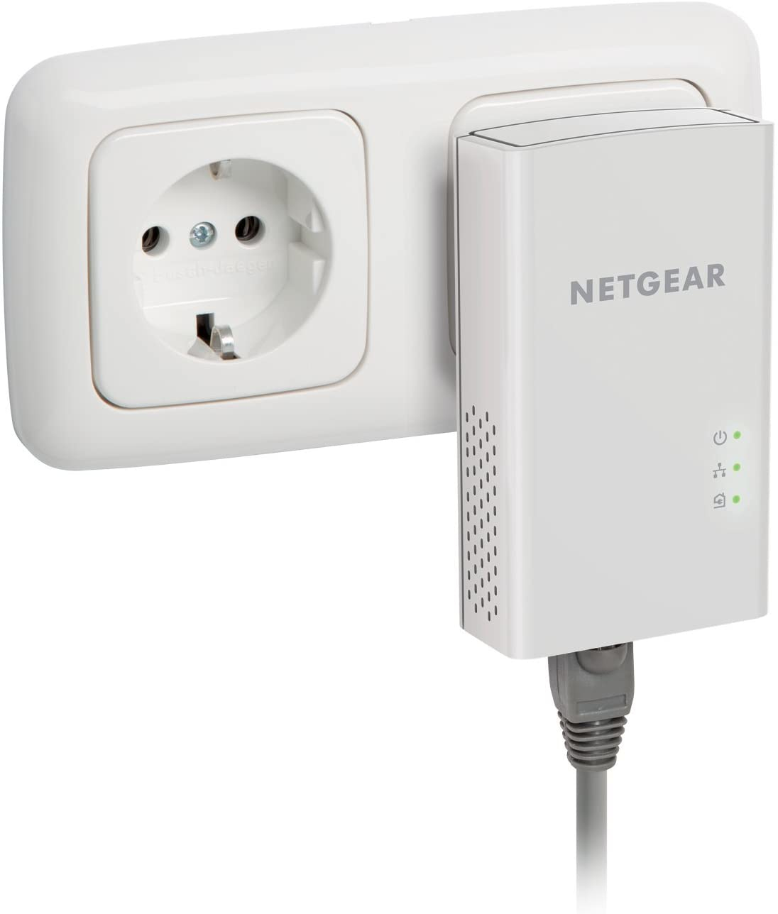 Biały adapter Netgear Powerline w gniazdku ściennym, z szarym kablem.