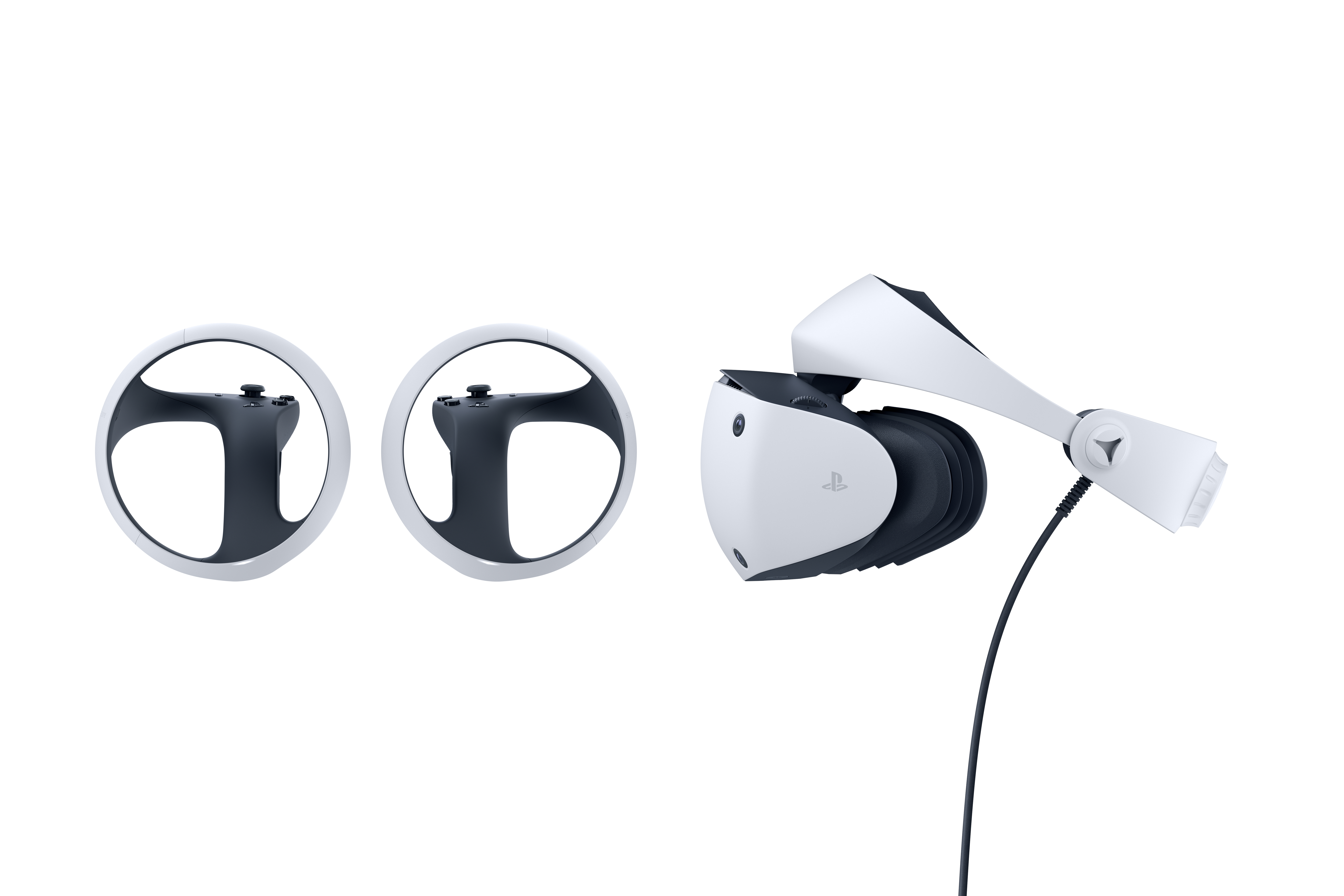 Zwei weiße Lenkräder und ein weißes Virtual-Reality-Headset. Das Headset hat ein schwarzes Kabel angebracht.
