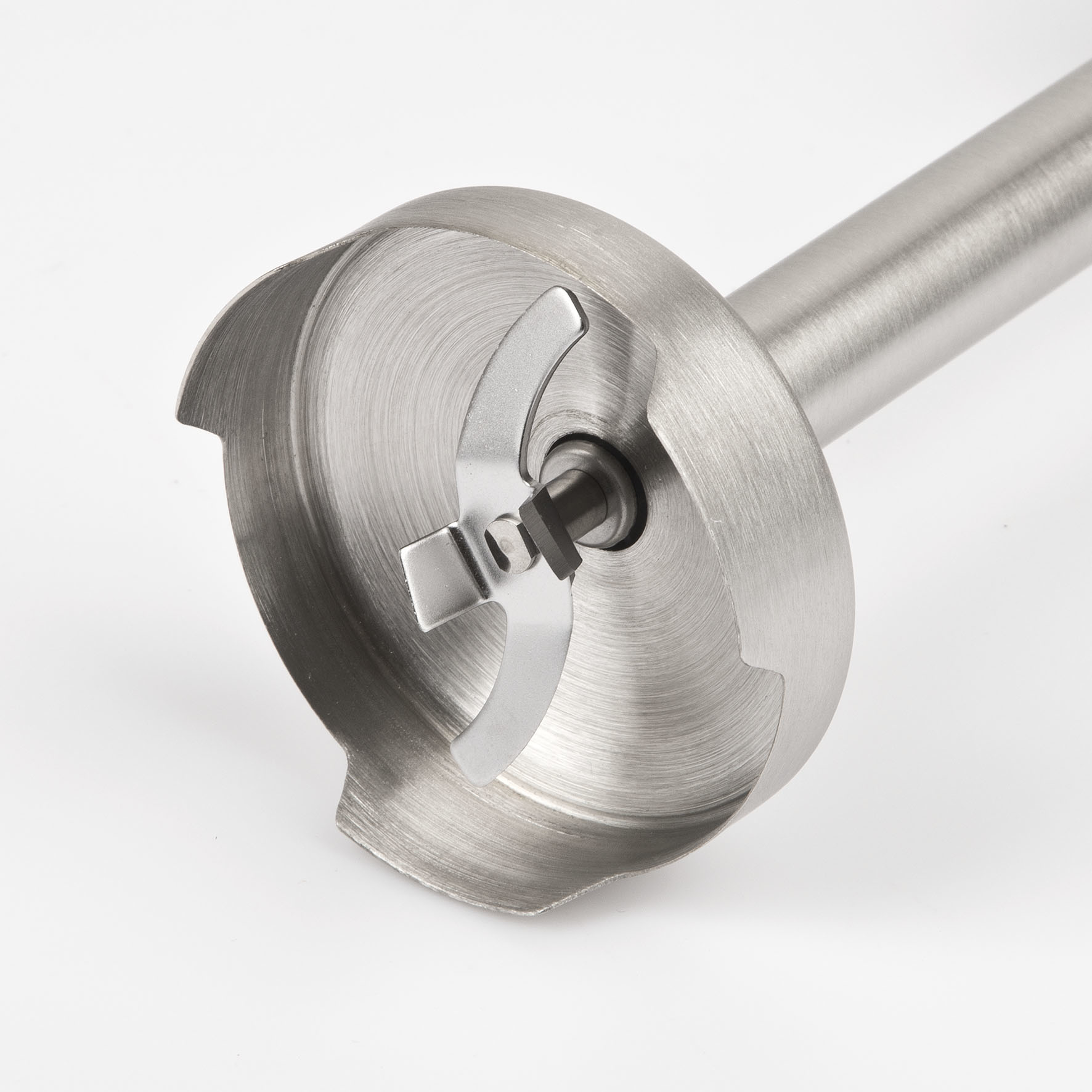 Zbliżenie metalowej głowicy blendera ręcznego z ostrzami. Ostrza są zakrzywione.