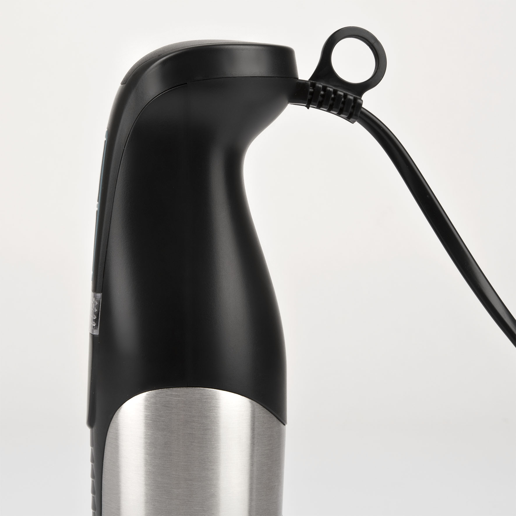 Zbliżenie górnej części czarnego blendera ręcznego z kablem i pętlą.