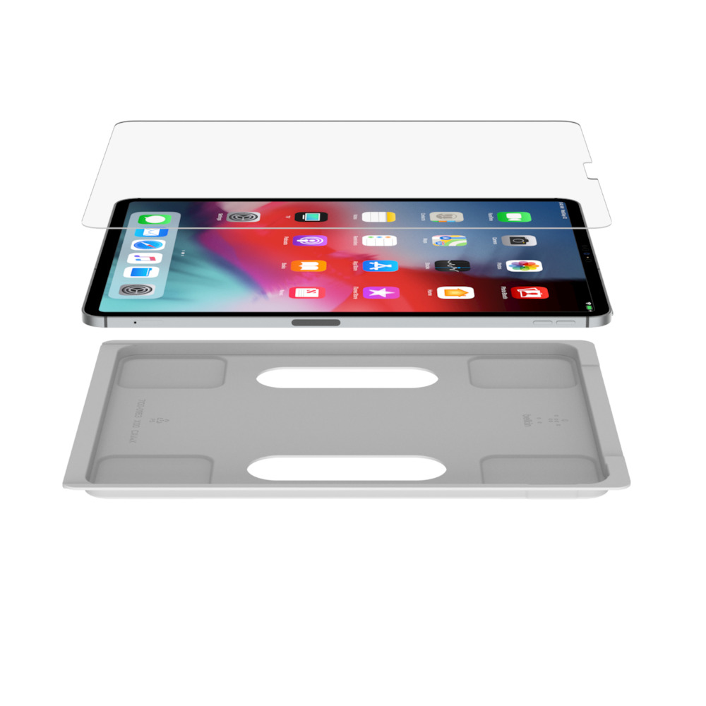 Een iPad ligt bovenop een dienblad. Een schermbeschermer staat erboven. De iPad toont app-iconen.