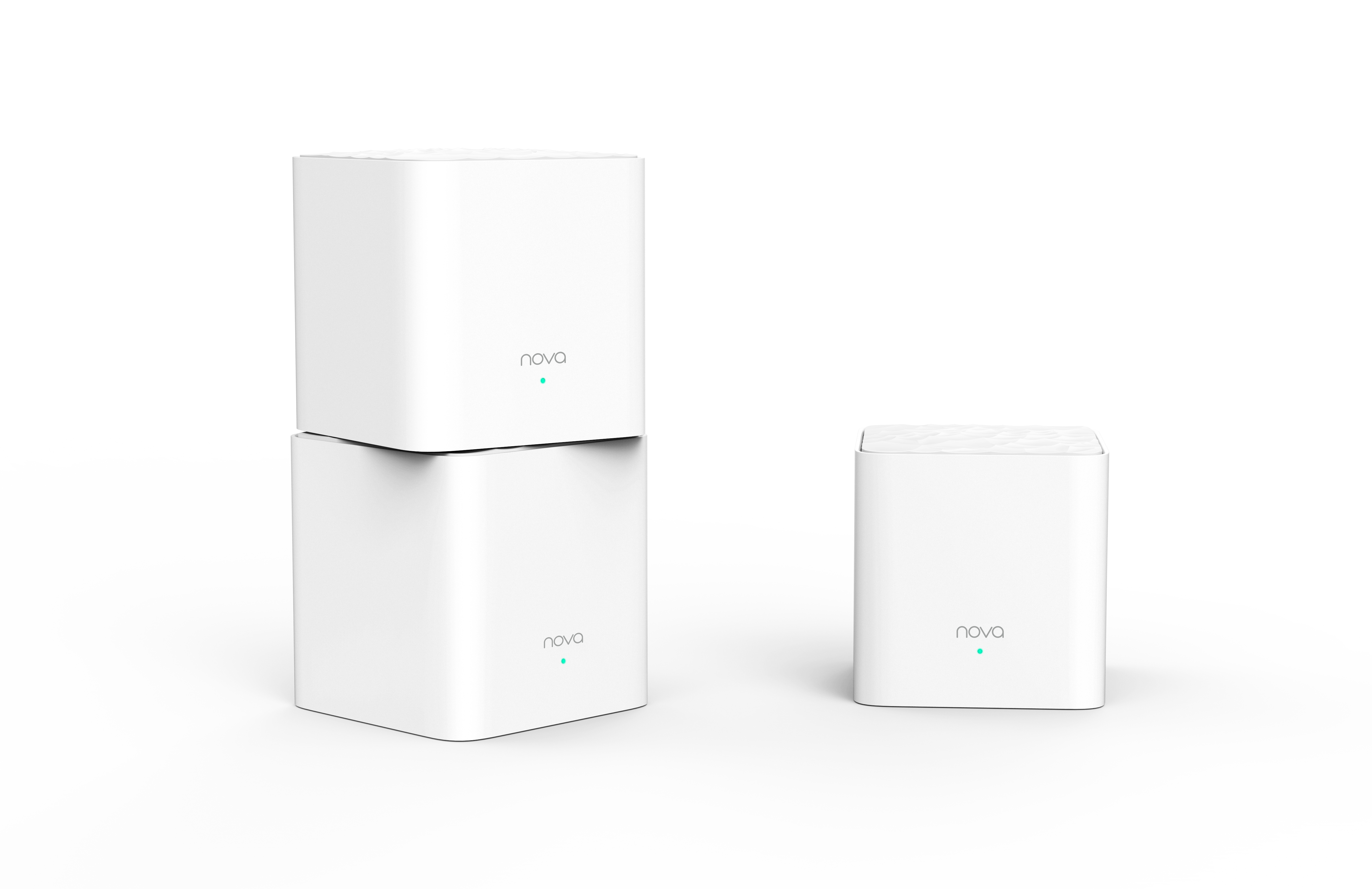Tre router Nova bianchi. Due impilati, uno accanto. Luce turchese su ciascuno. Sfondo bianco.