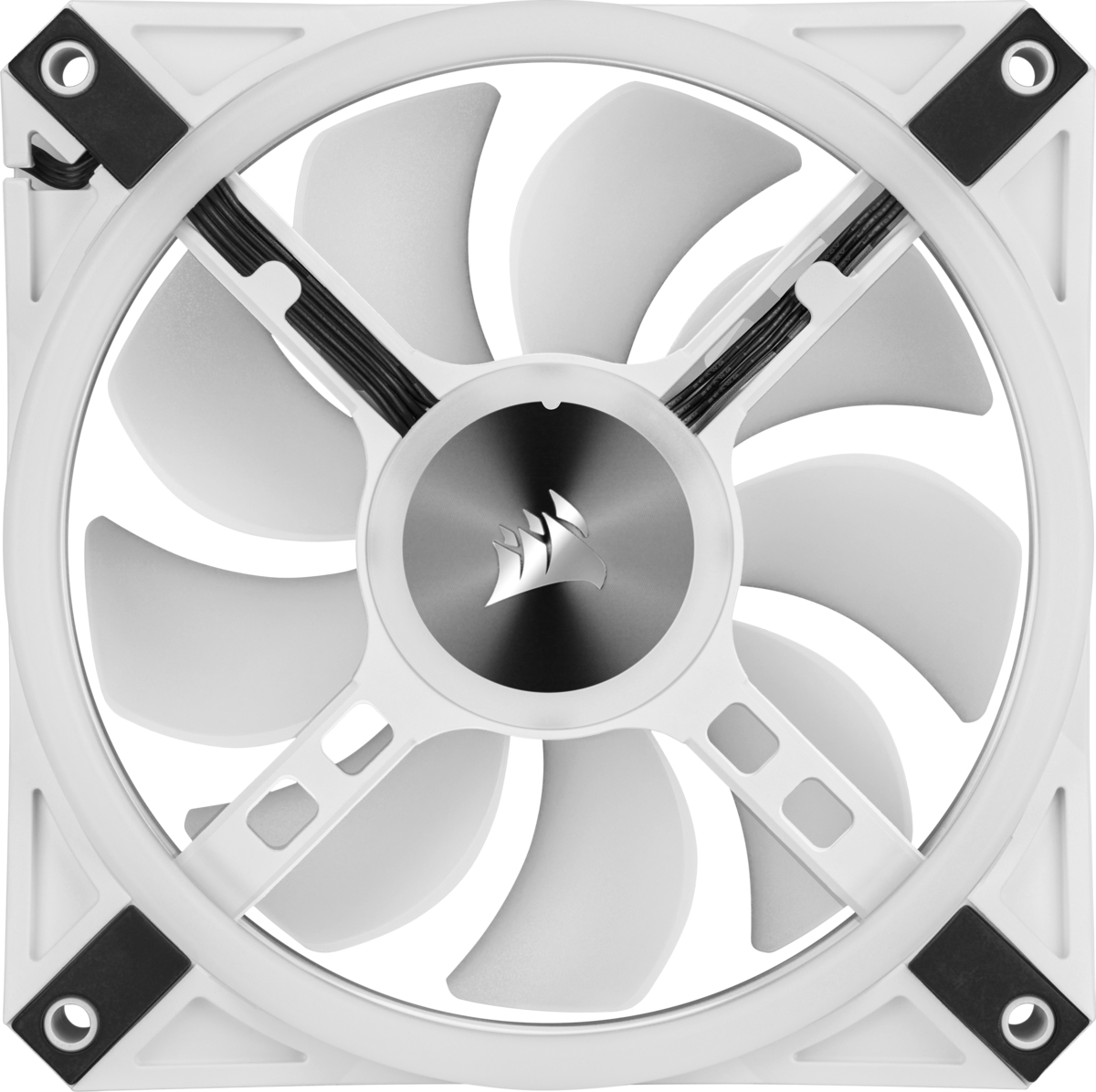 Ein weißer Computerlüfter mit sieben Flügeln. Die Mitte hat ein Logo. Schwarze Details sind sichtbar.