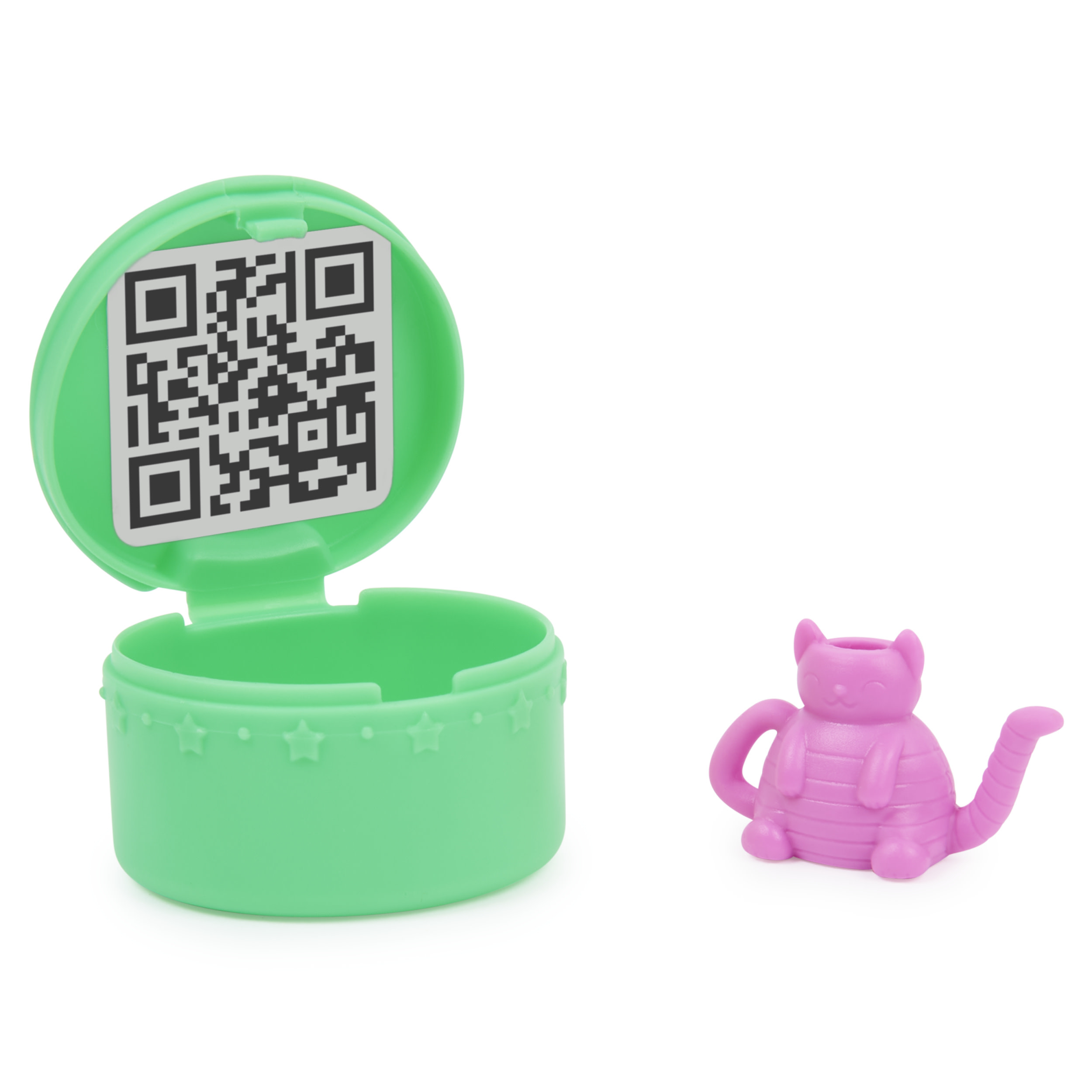 Zielony pojemnik z kodem QR i różowym czajniczkiem w kształcie kota na białym tle.