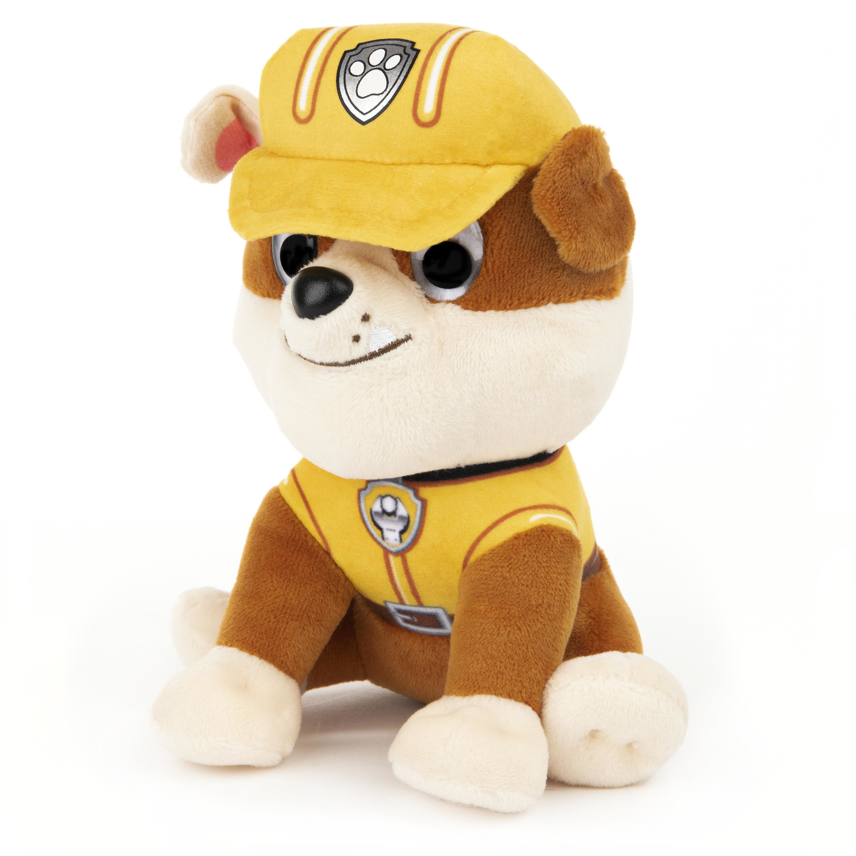 Ein Plüschtier von Rubble aus Paw Patrol, das einen gelben Bauhelm und ein Outfit trägt.