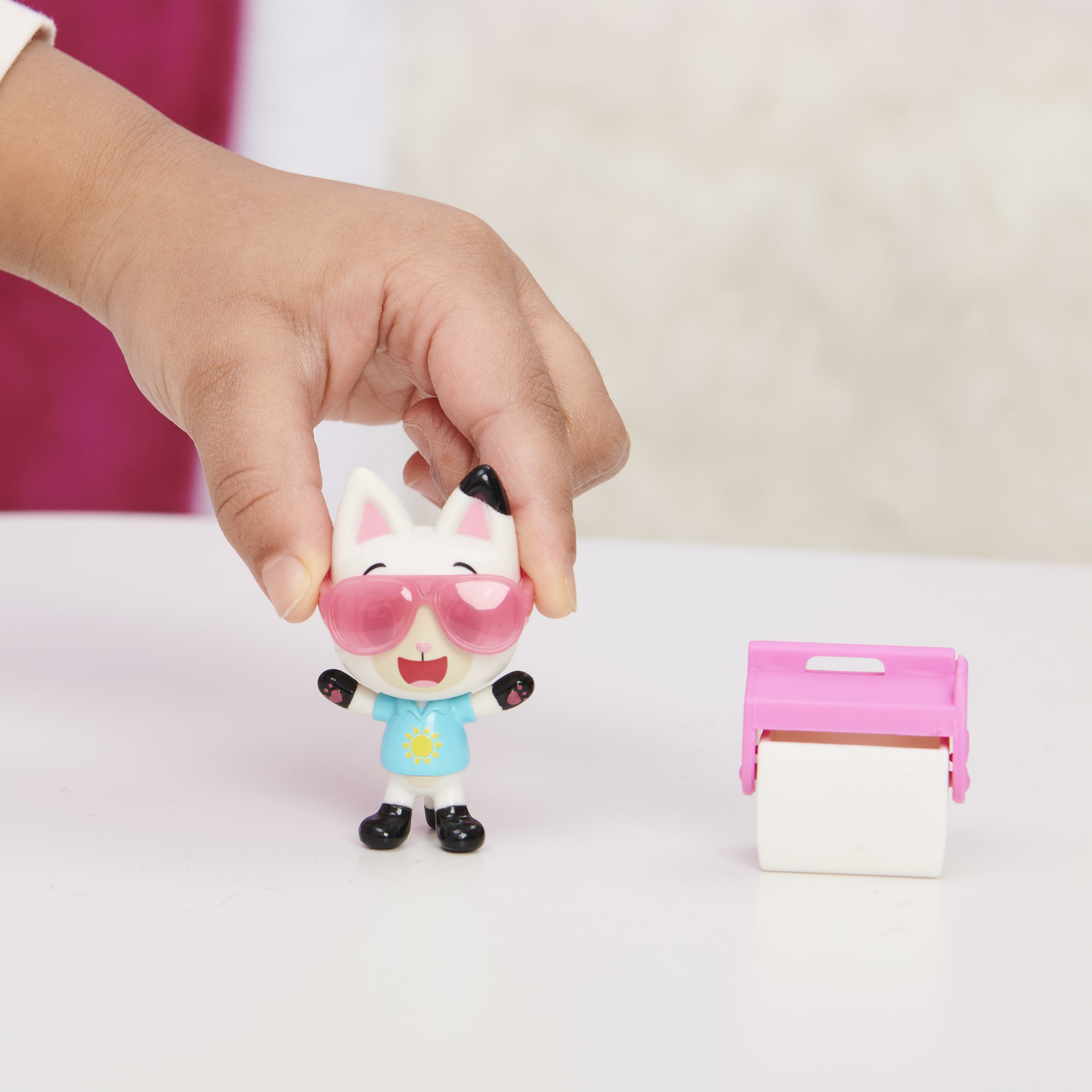 Zabawka kota z okularami przeciwsłonecznymi i lodówką turystyczną.