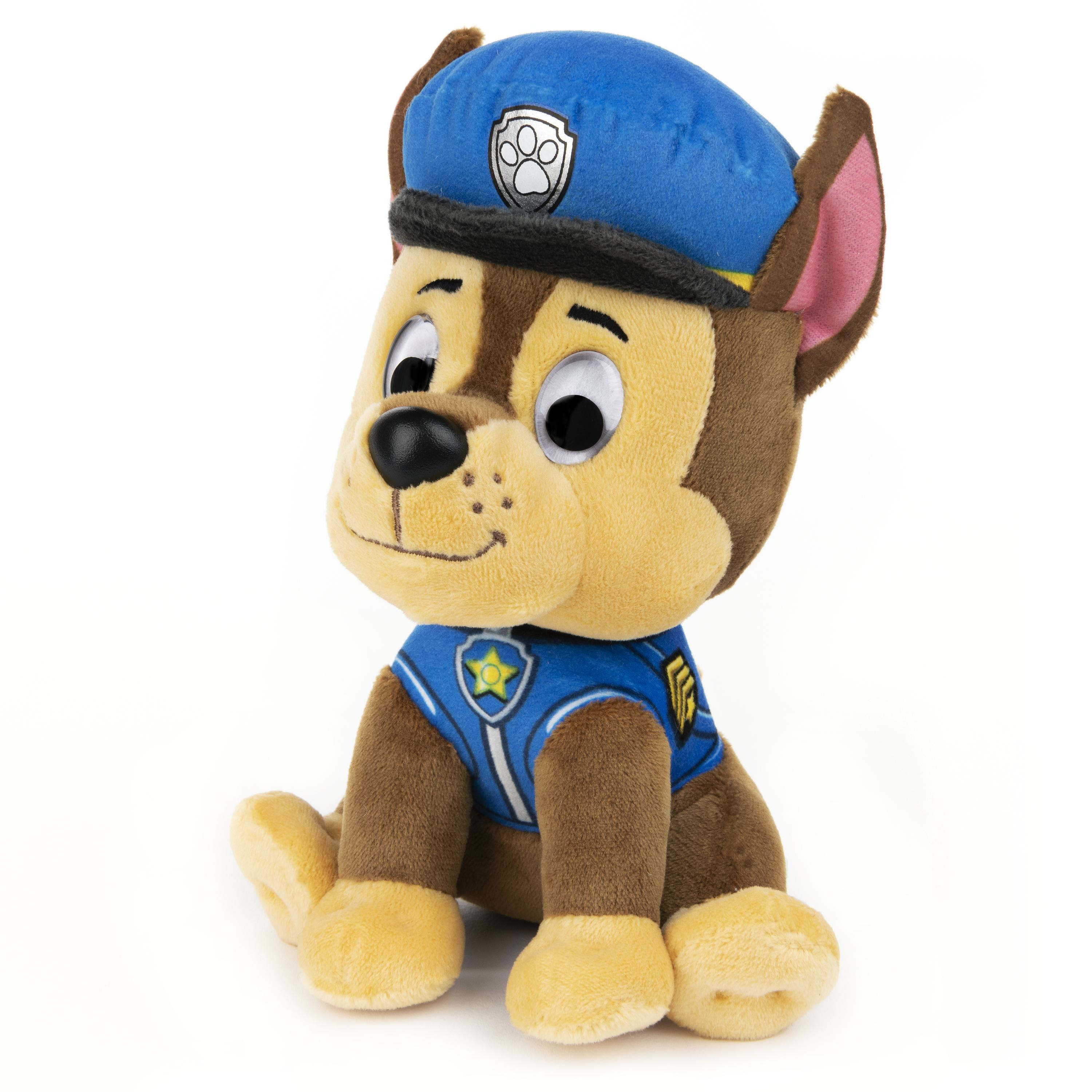 Ein Plüschtier Chase von Paw Patrol, mit blauem Hut und Uniform, lächelnd.