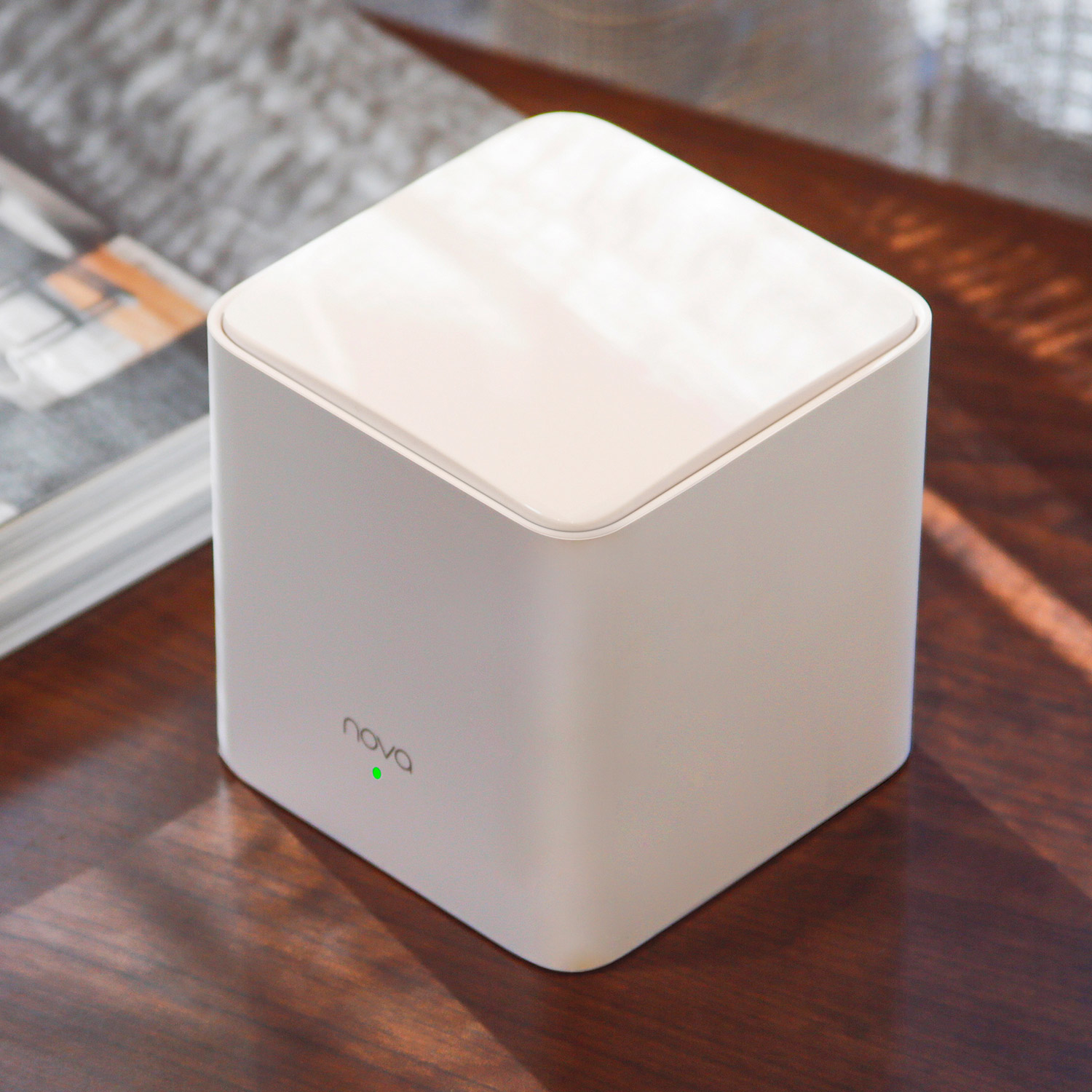 Dispositivo per la casa intelligente a forma di cubo bianco.