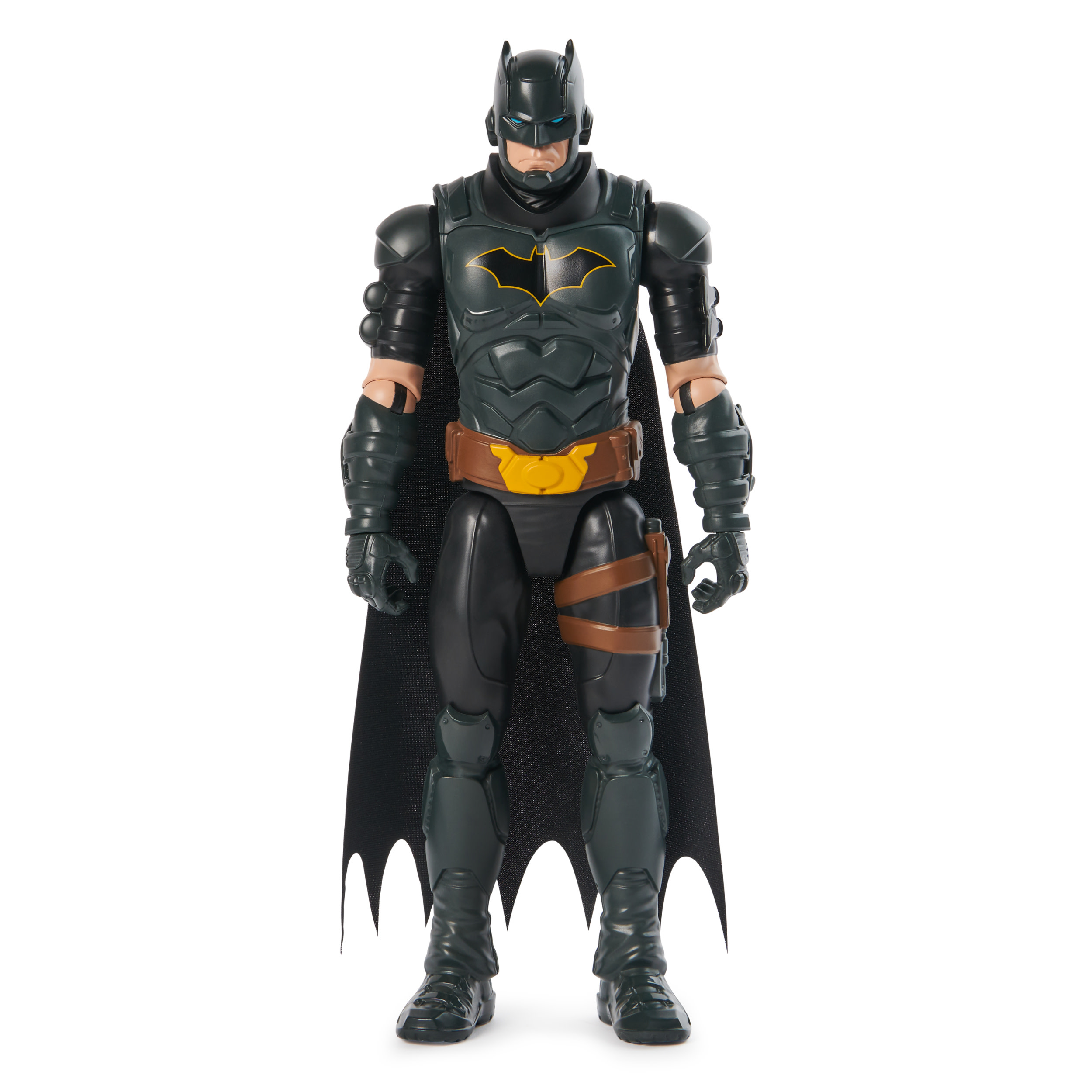 Eine Batman-Actionfigur in einem dunkelgrauen Anzug, schwarzem Umhang und gelbem Gürtel, aufrecht stehend.