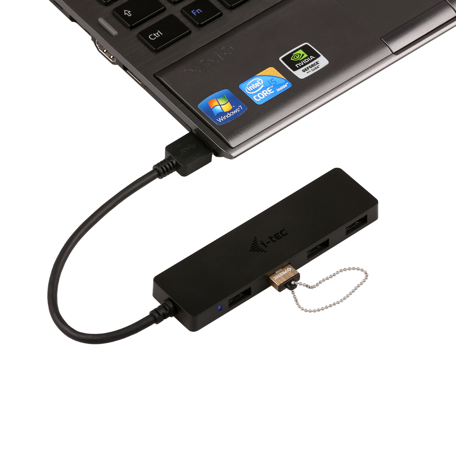 Laptop mit angeschlossenem USB-Hub, weißer Hintergrund.