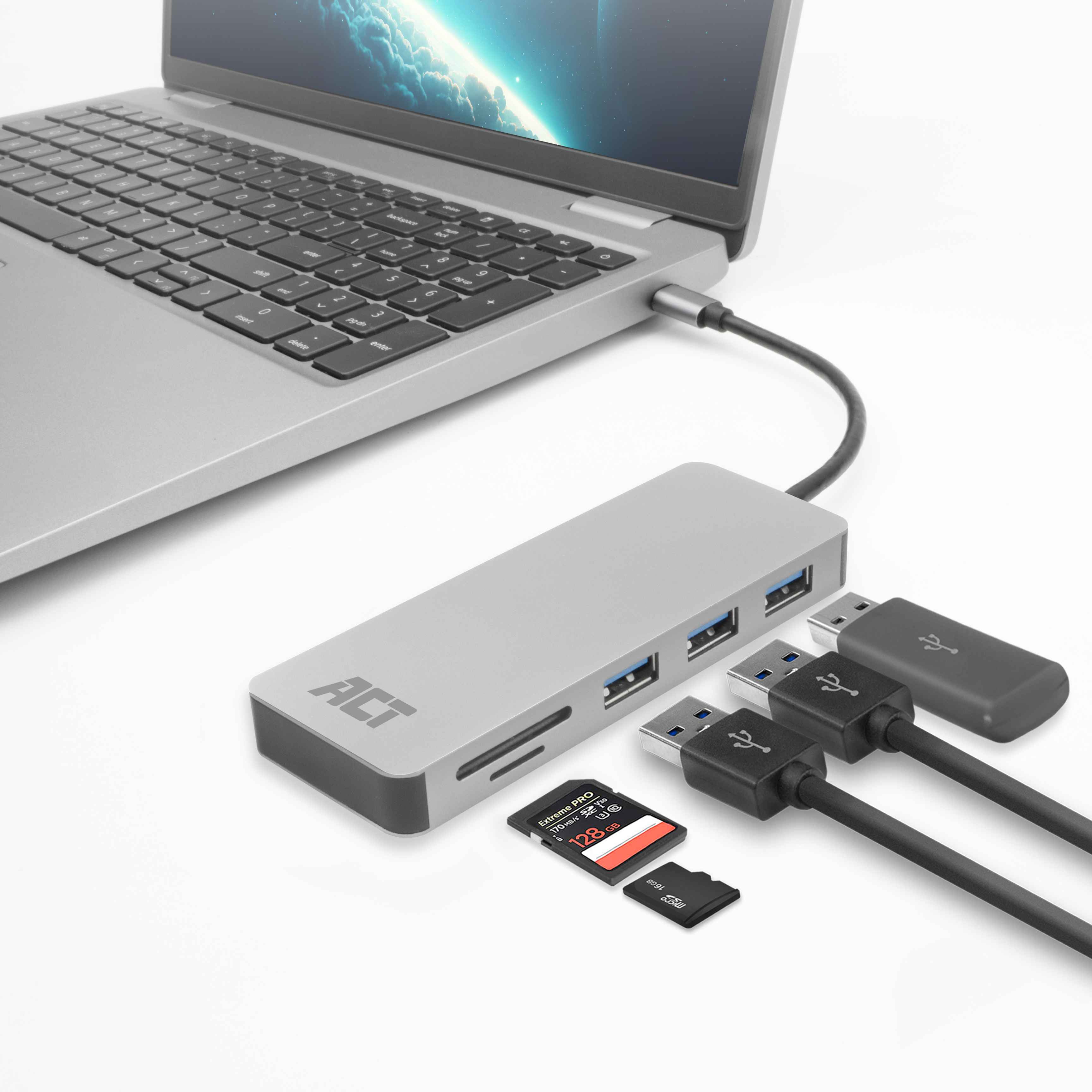 Ein Laptop, der mit einem USB-Hub verbunden ist. Es sind SD-Karten und USB-Laufwerke angeschlossen. Der Hintergrund ist weiß.
