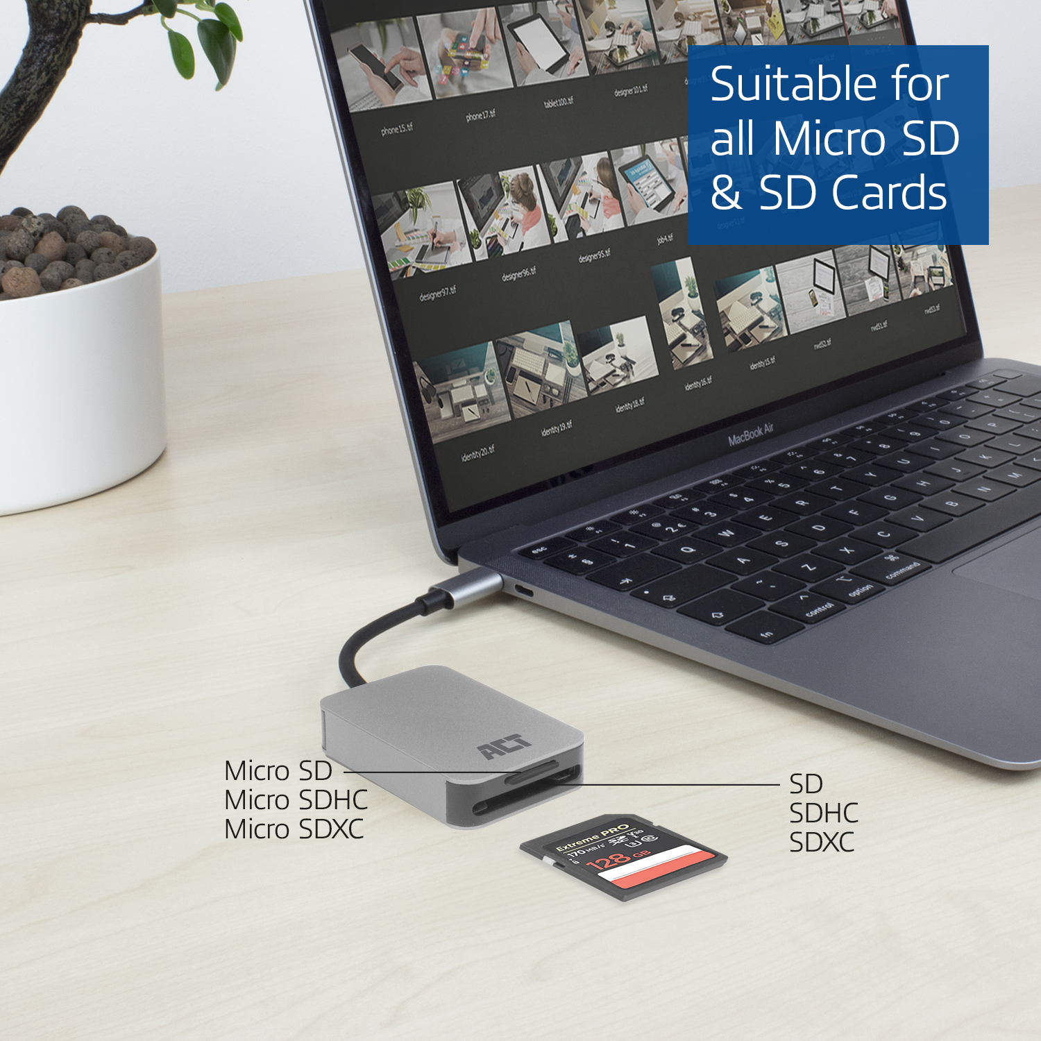 Laptop z adapterem USB-C. Czytnik kart z kartą Micro SD i kartą SD.