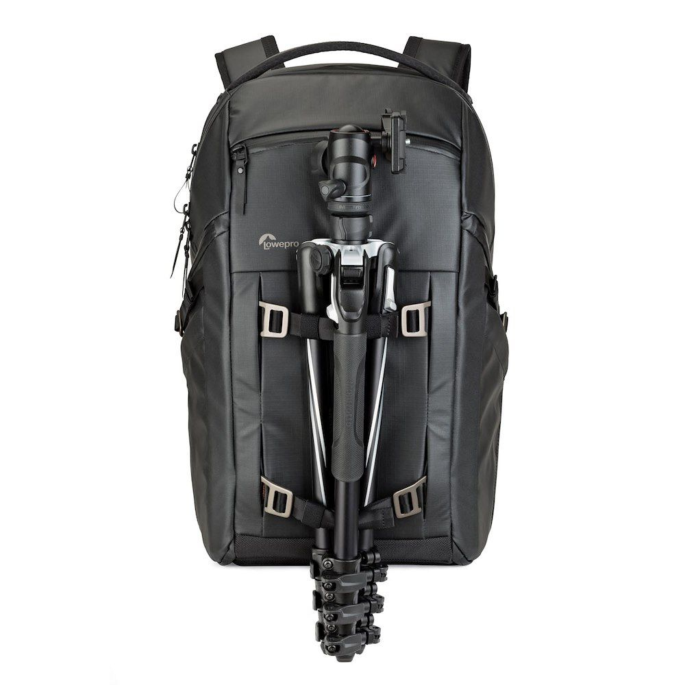 Ein schwarzer Rucksack mit einem Stativ befestigt. Der Rucksack ist auf weißem Hintergrund.