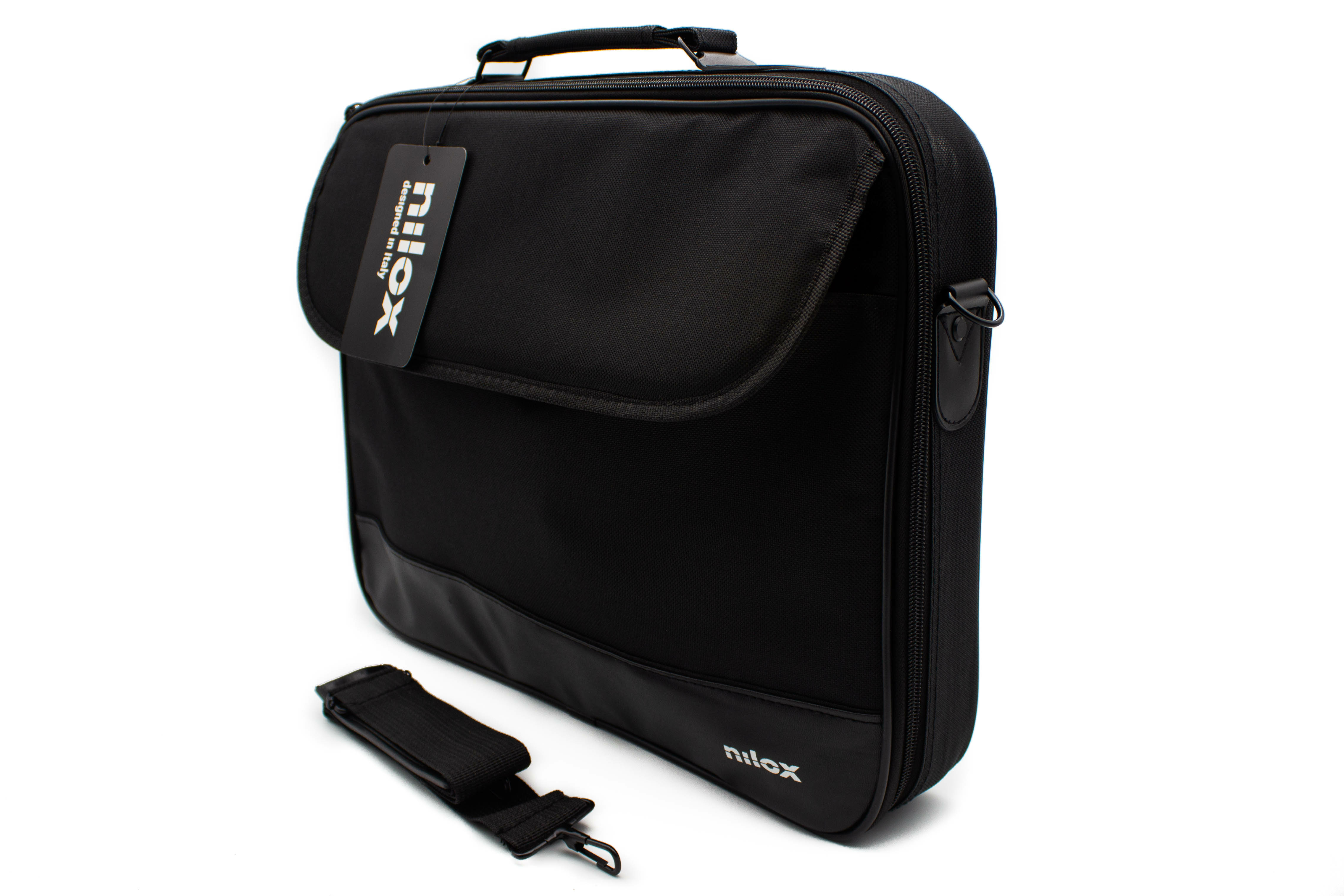 Borsa per laptop Nilox nera con manico, tracolla ed etichetta. Sfondo bianco.
