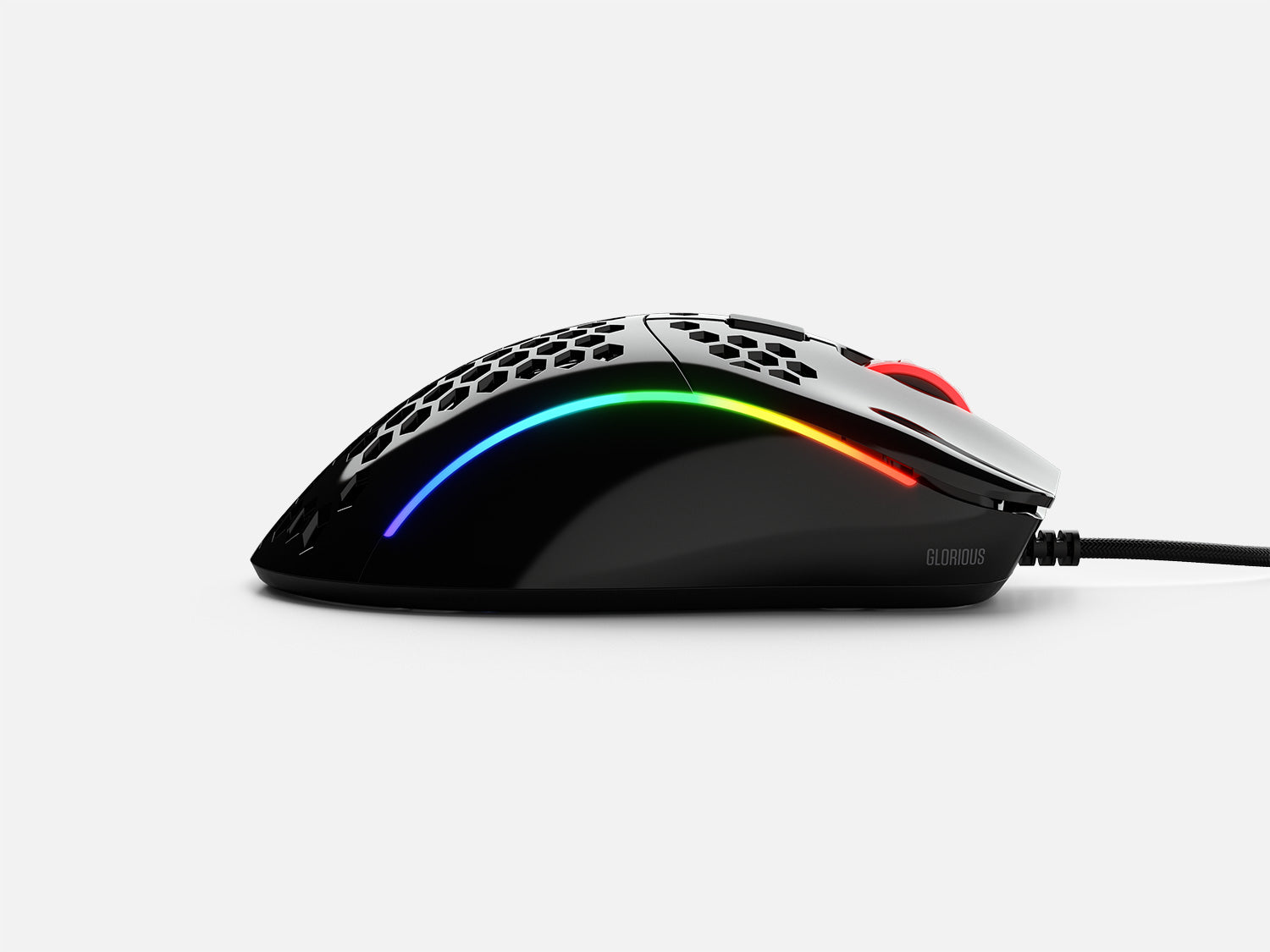 Souris de jeu noire avec lumière LED arc-en-ciel. Bouton rouge et fil.