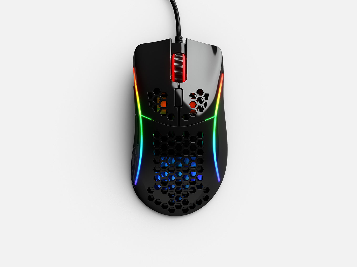 Souris de jeu noire avec un design en nid d'abeille. Elle a des lumières colorées et un cordon.