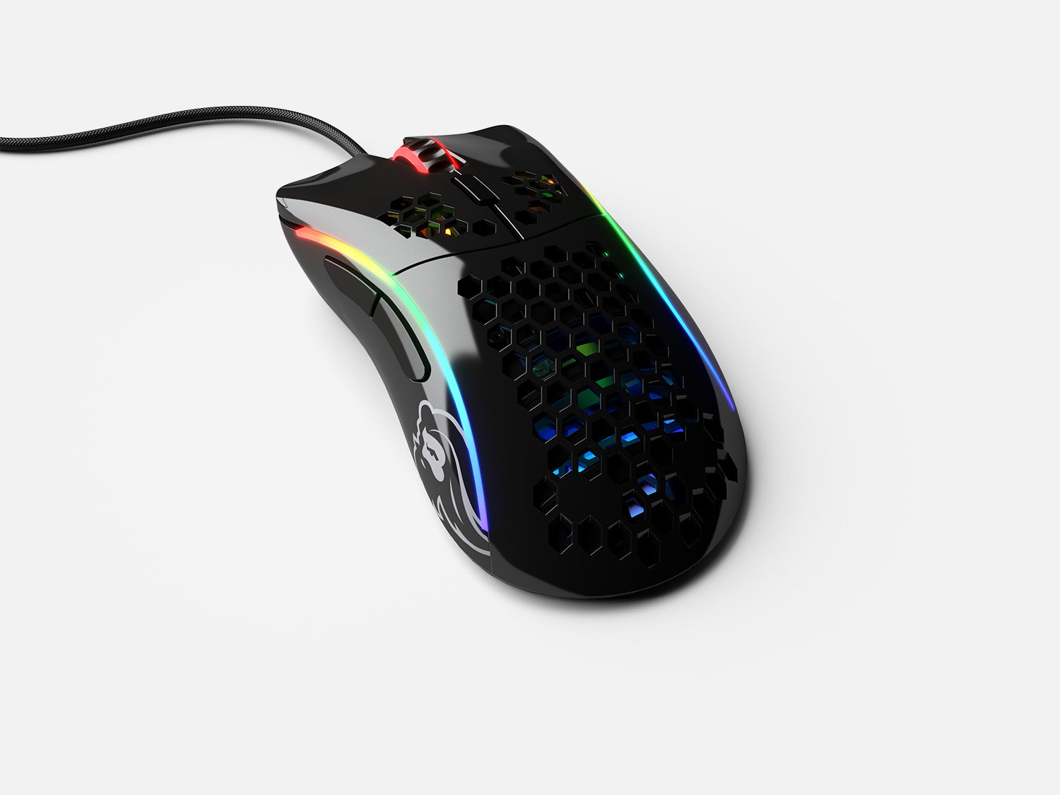 Souris gaming noire avec éclairage RGB. Dispose d'un design en nid d'abeilles sur le dessus pour la ventilation.