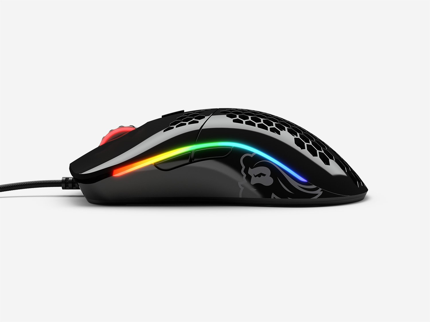 Zwarte gamingmuis met RGB-verlichting. Honingraatontwerp en zijpatroon zichtbaar.