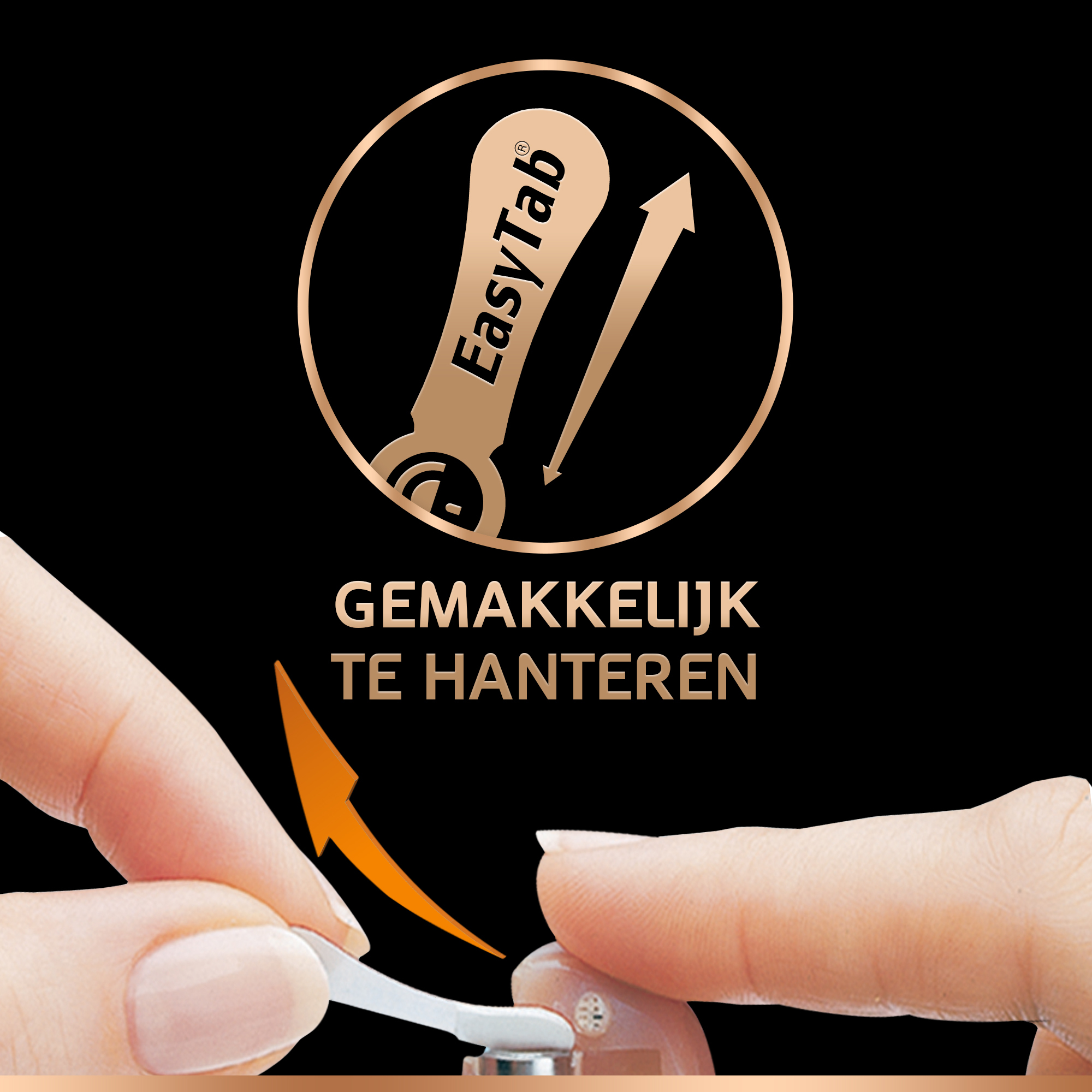 Dłonie trzymające aparat słuchowy z EasyTab. Tekst brzmi: Łatwy w obsłudze.