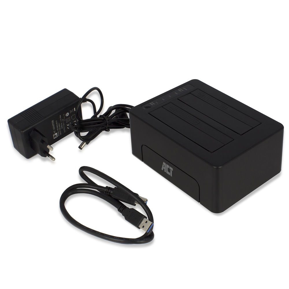 Schwarzes ACT-Gerät mit Netzteil und USB-Kabel. Das Gerät hat zwei Steckplätze für Festplatten.