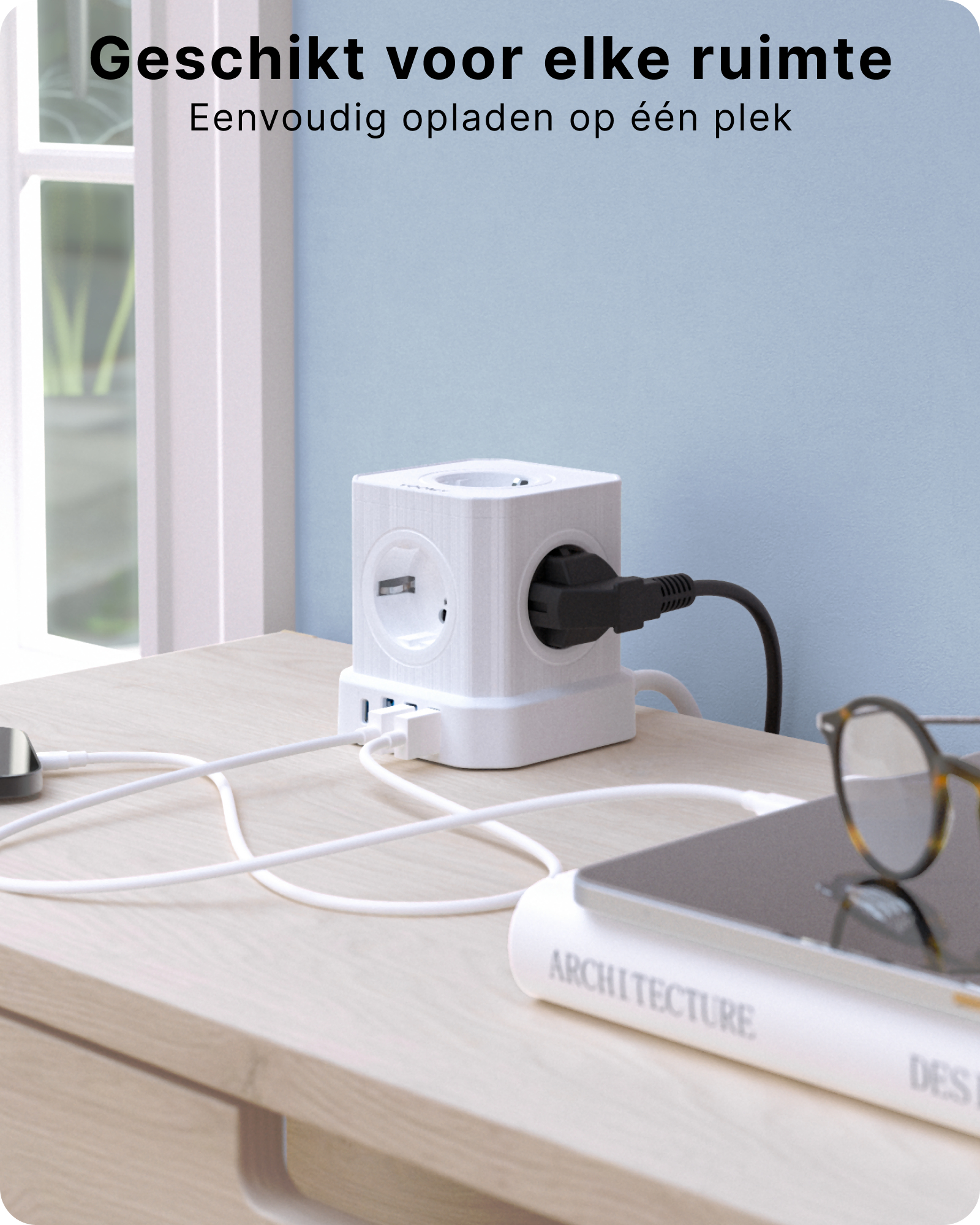 Biała listwa zasilająca z wieloma gniazdami i portami USB na drewnianym biurku. Jest tablet i okulary.