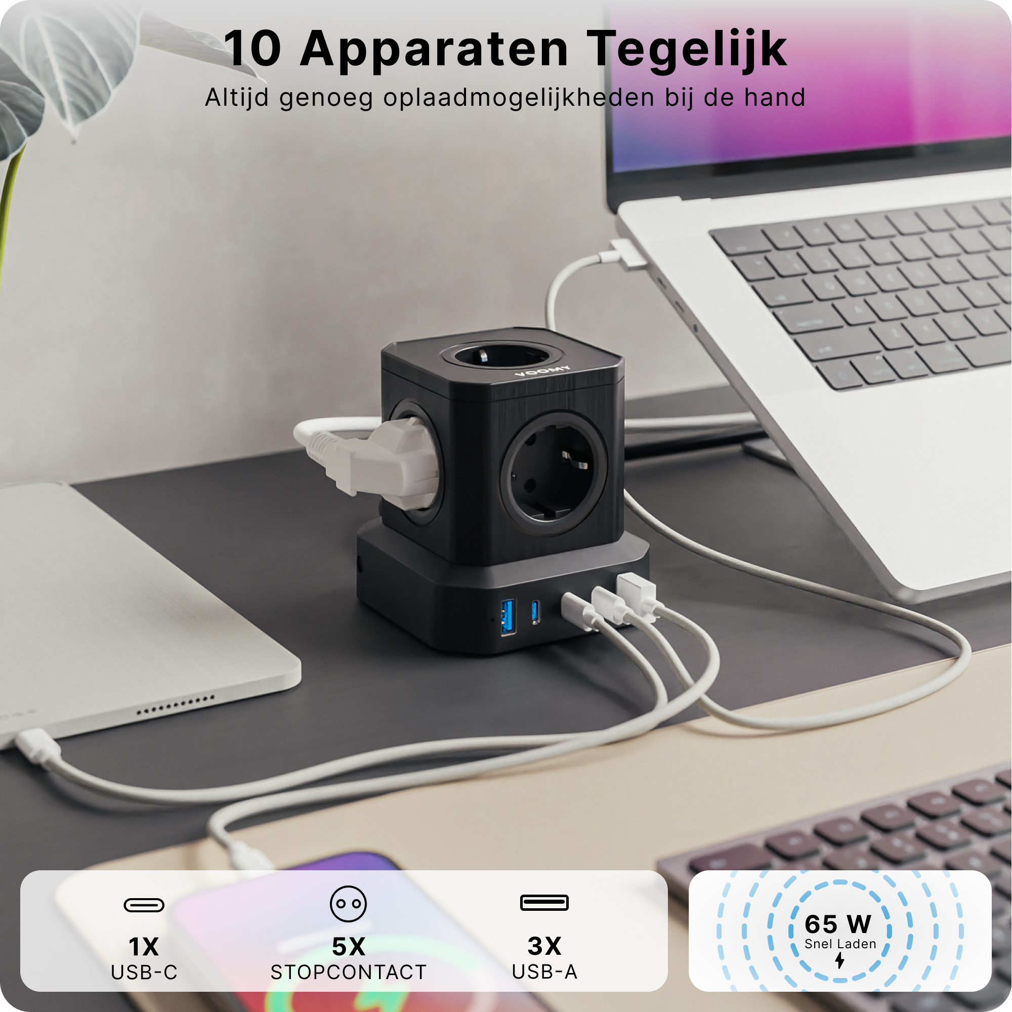 Eine schwarze Steckdosenleiste mit Steckdosen, USB-Anschlüssen und einem weißen Laptop. Text zeigt Leistung und Laden.