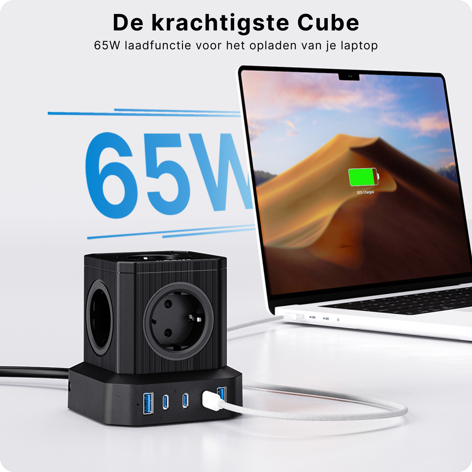 Schwarzer und silberner Power-Cube mit USB-Anschlüssen, lädt einen Laptop.