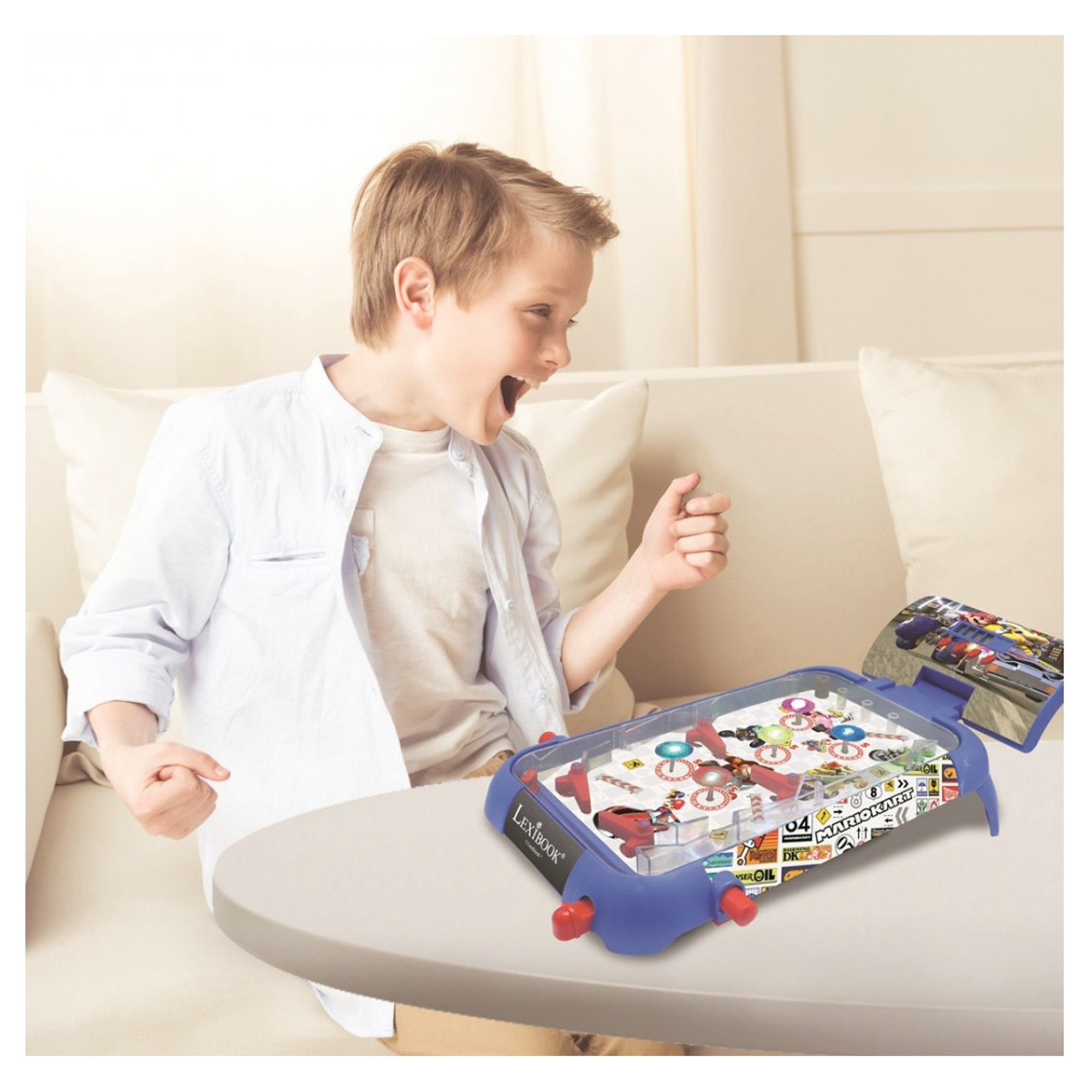 Niño jugando un juego de pinball. El niño está emocionado con la boca abierta y el puño en alto.