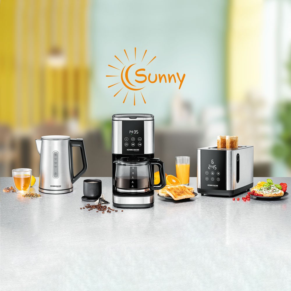 Urządzenia śniadaniowe: czajnik, ekspres do kawy, toster, z tostami i sokiem.