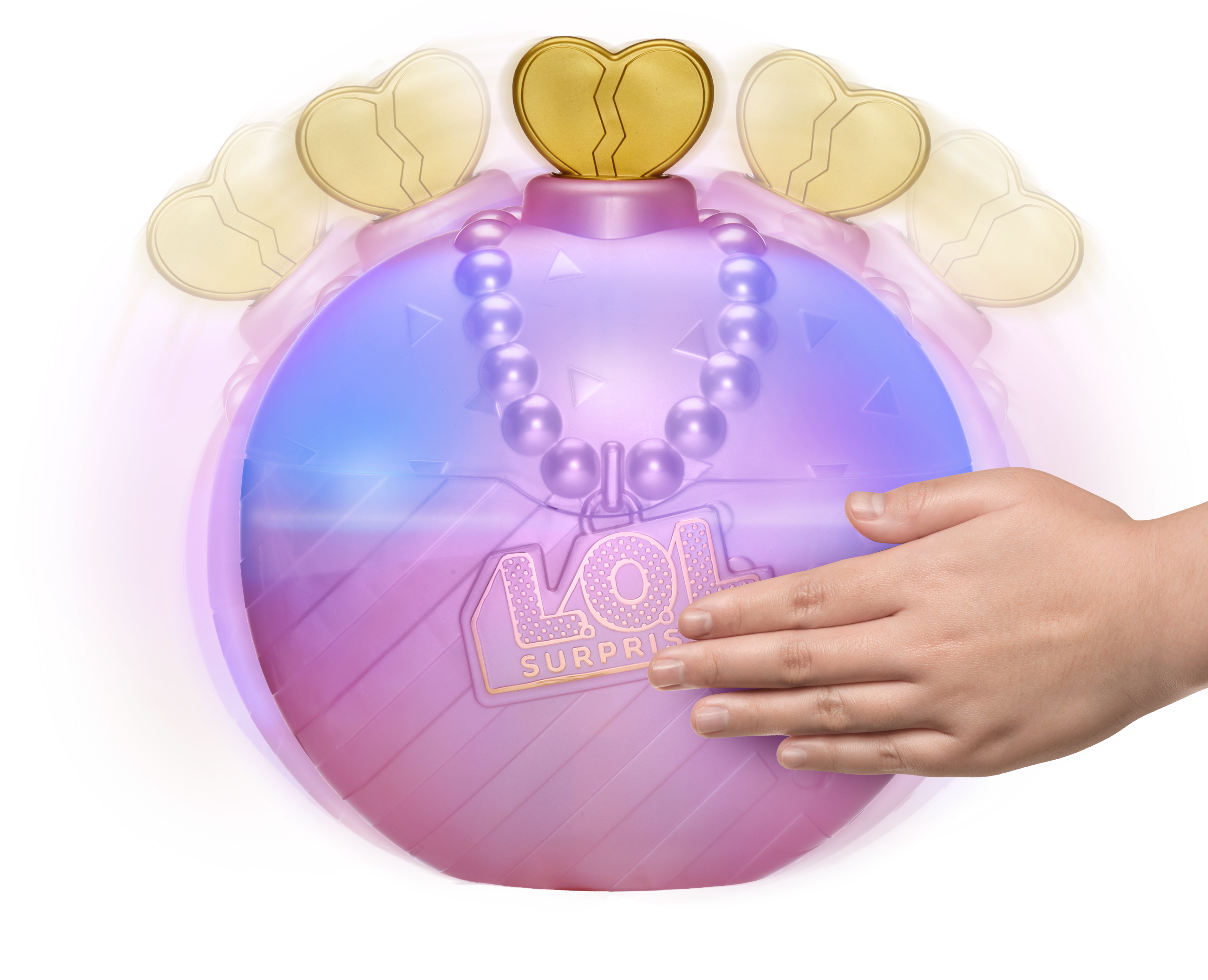 Różowa zabawka LOL Surprise z naszyjnikiem. Ręka dotyka zabawki. Światła dookoła.