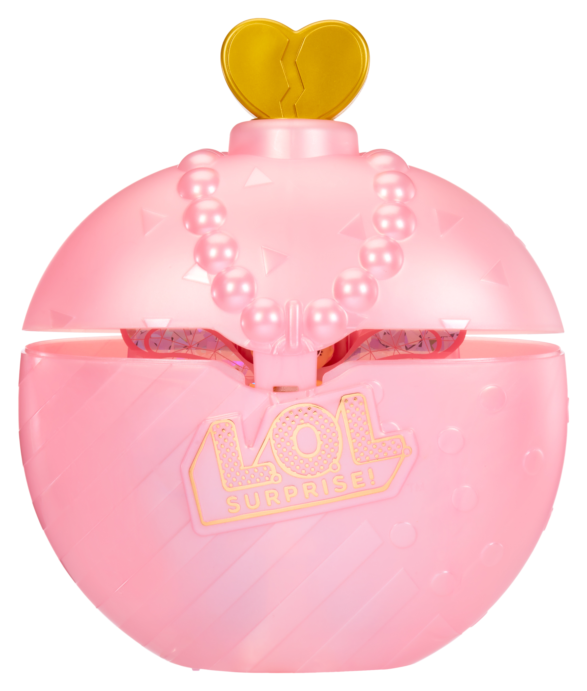 Różowa zabawka w kształcie kuli LOL Surprise, częściowo otwarta, z perłowym naszyjnikiem i zapięciem w kształcie złamanego serca.