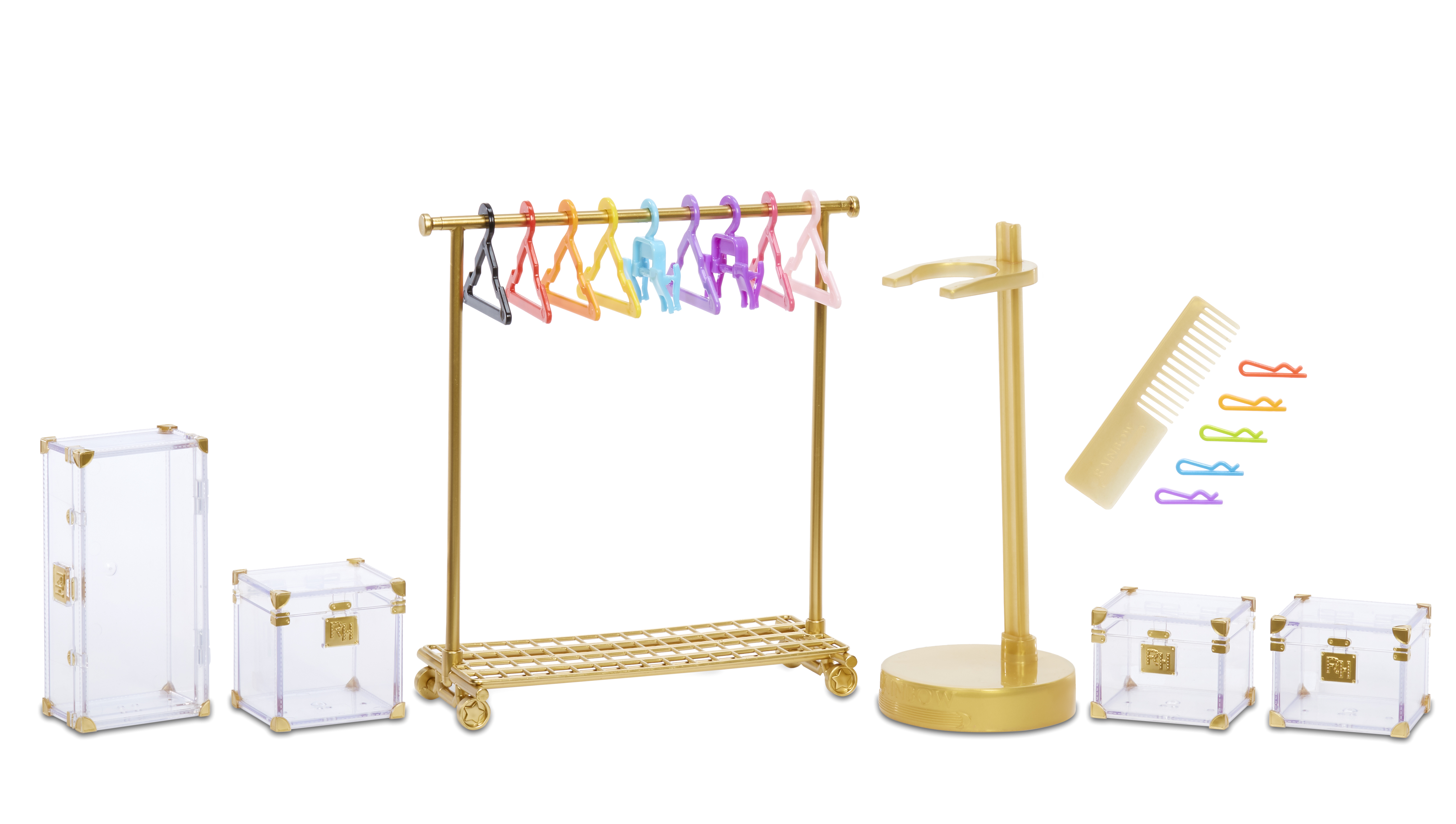 Set de exhibición de ropa de muñecas: perchero, perchas, peine y cajas de almacenamiento sobre fondo blanco.