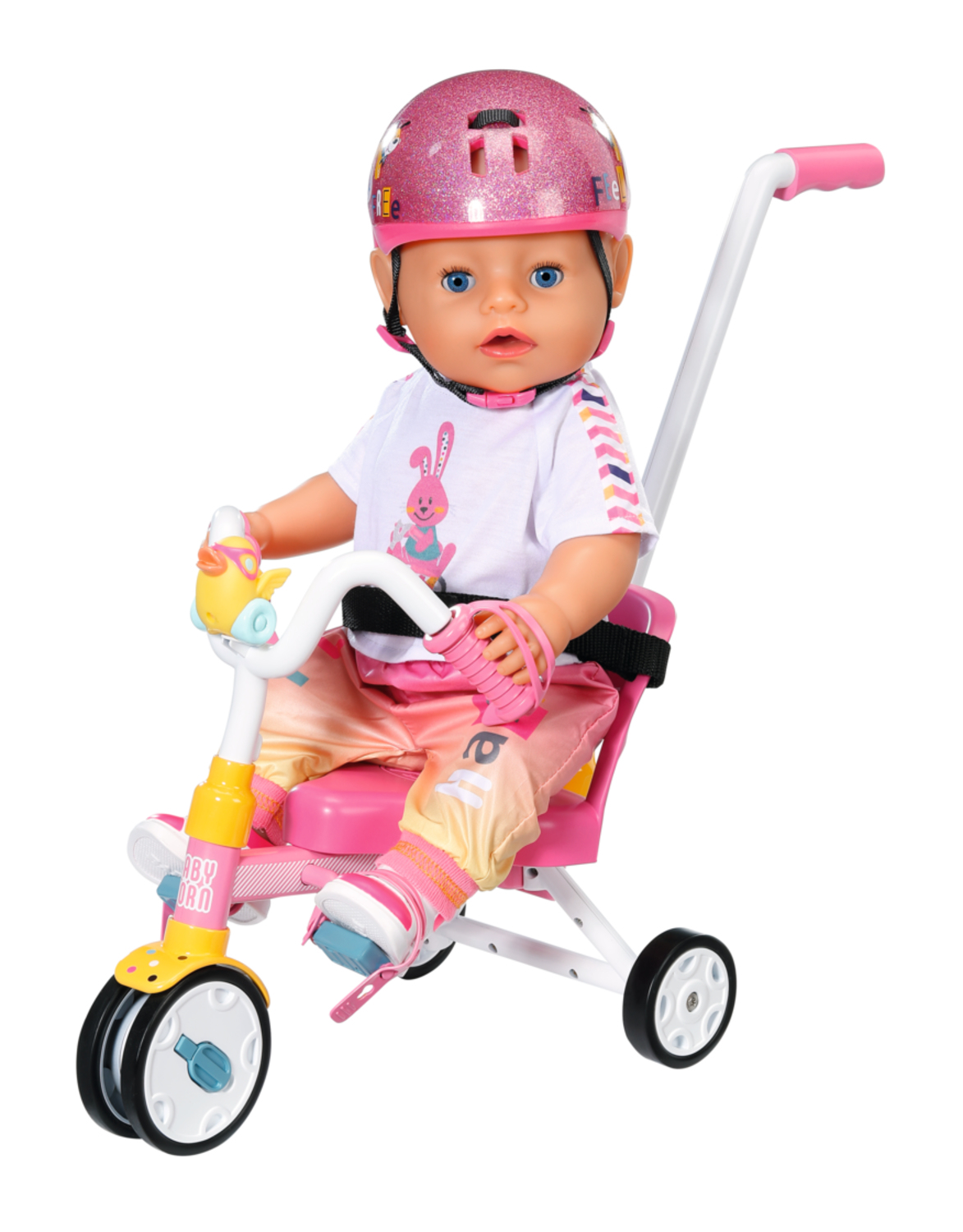 Una bambola in un casco rosa va in triciclo rosa. Sfondo bianco.