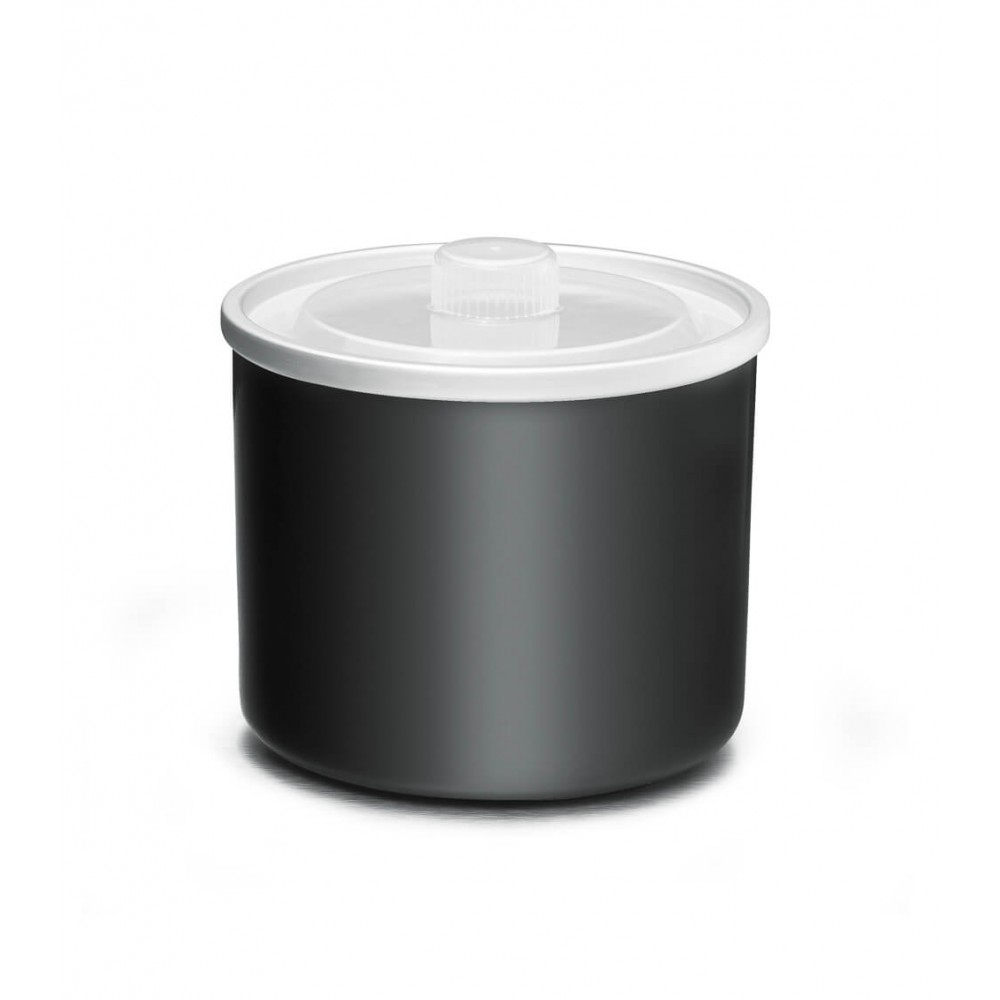 Czarny pojemnik z białą pokrywką. Pojemnik jest cylindryczny, a pokrywka ma mały otwór.